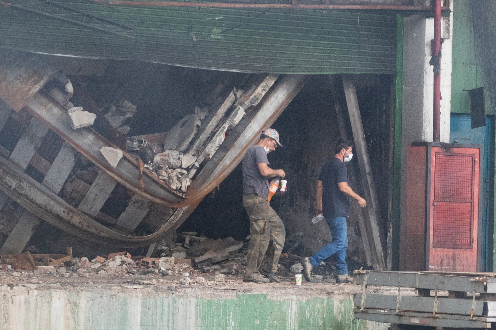 Brigada de Inc&ecirc;ndio do Ceasa de Iraj&aacute; monitora focos de fuma&ccedil;a sob os escombros nesta quarta-feira (10) - &Eacute;rica Martin/Ag&ecirc;ncia O Dia