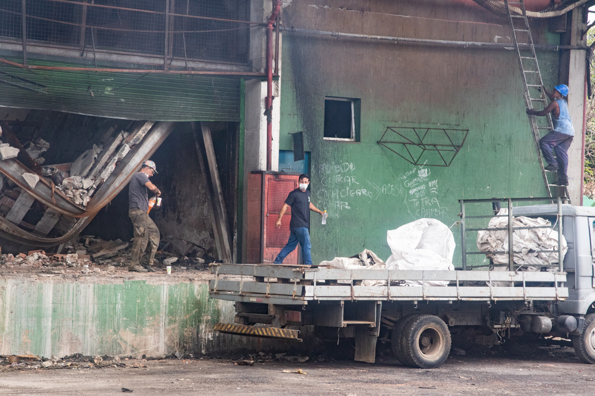 Rastros de destrui&ccedil;&atilde;o uma semana depois do inc&ecirc;ndio no Ceasa de Iraj&aacute; - &Eacute;rica Martin/Ag&ecirc;ncia O Dia