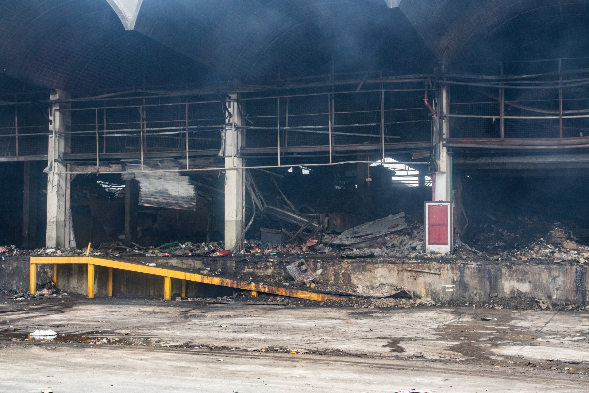 Brigada de Inc&ecirc;ndio do Ceasa de Iraj&aacute; monitora focos de fuma&ccedil;a sob os escombros nesta quarta-feira (10) - &Eacute;rica Martin/Ag&ecirc;ncia O Dia