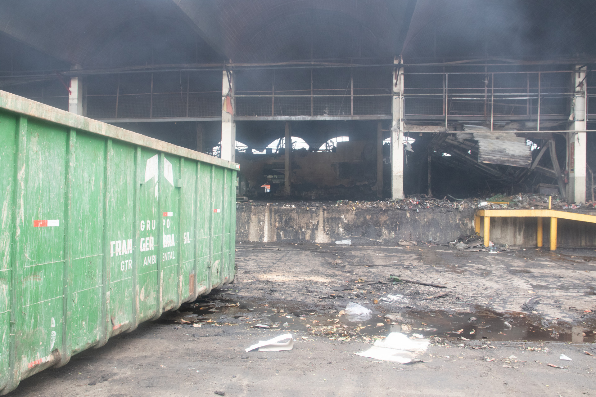 Rastros de destrui&ccedil;&atilde;o uma semana depois do inc&ecirc;ndio no Ceasa de Iraj&aacute; - &Eacute;rica Martin/Ag&ecirc;ncia O Dia