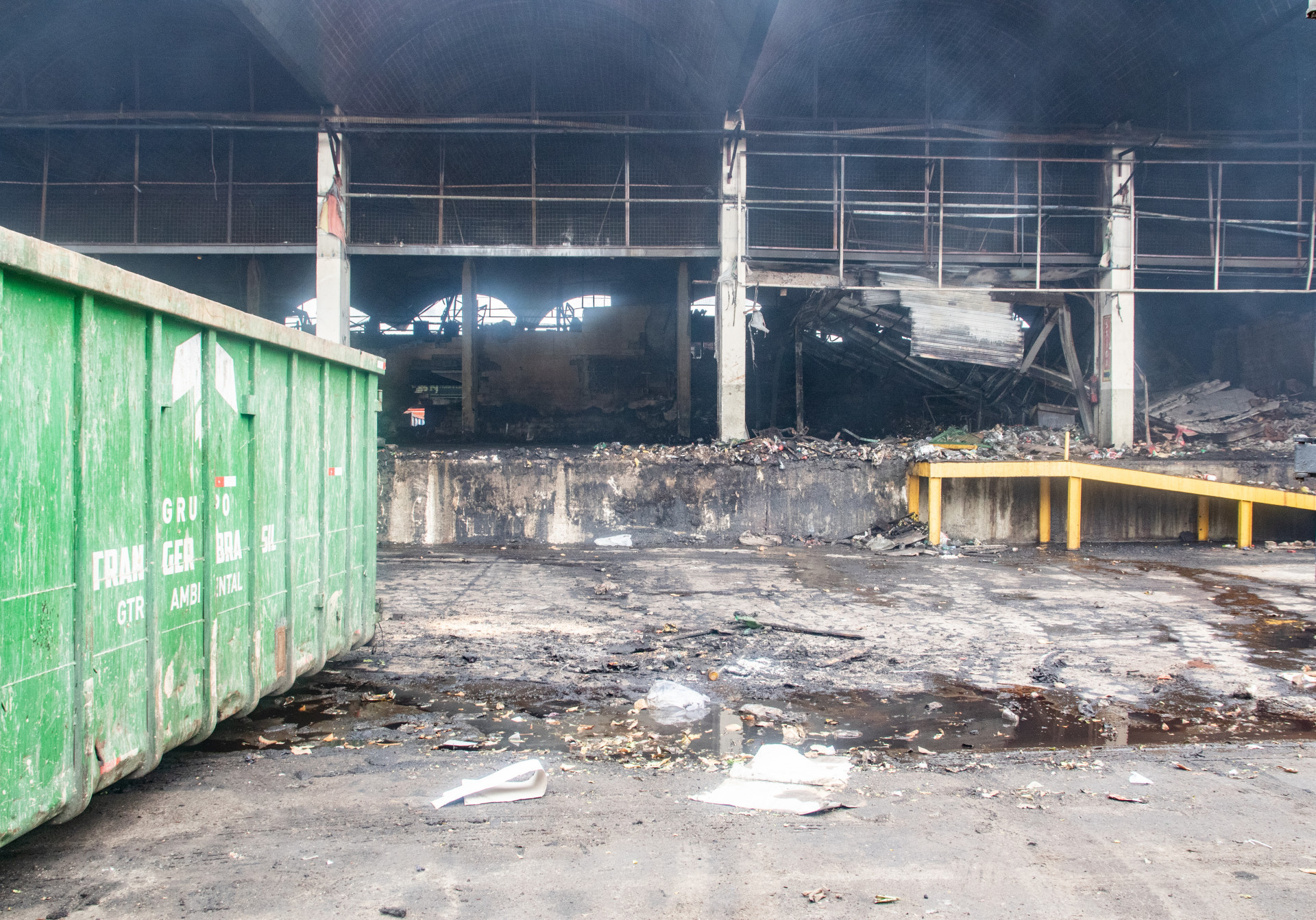 Rastros de destrui&ccedil;&atilde;o uma semana depois do inc&ecirc;ndio no Ceasa de Iraj&aacute; - &Eacute;rica Martin/Ag&ecirc;ncia O Dia