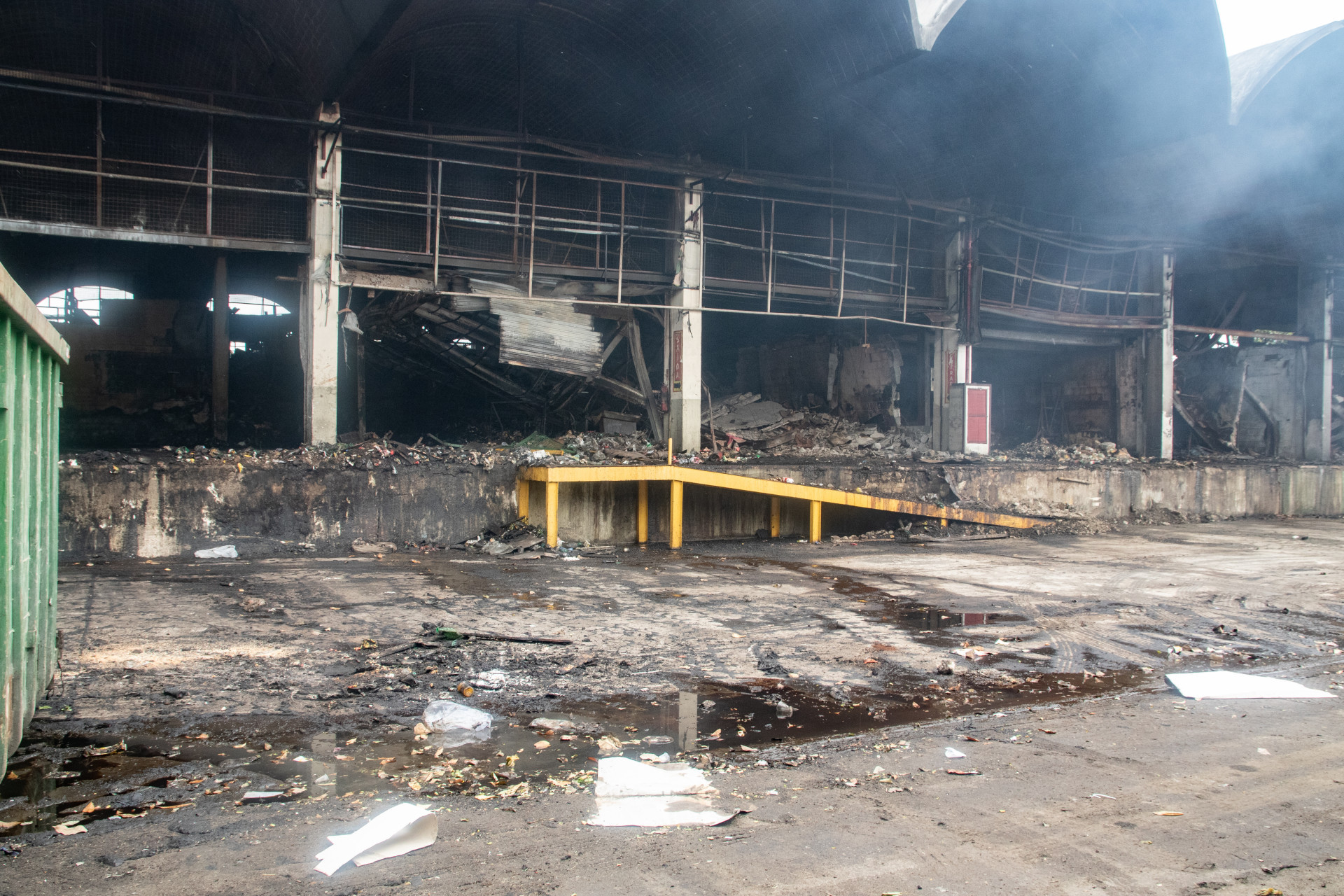 Retorno ao Ceasa depois da denúncia da sujeira que estava ápos o incêndio, nesta quarta-feira (10). - Érica Martin/Agência O Dia