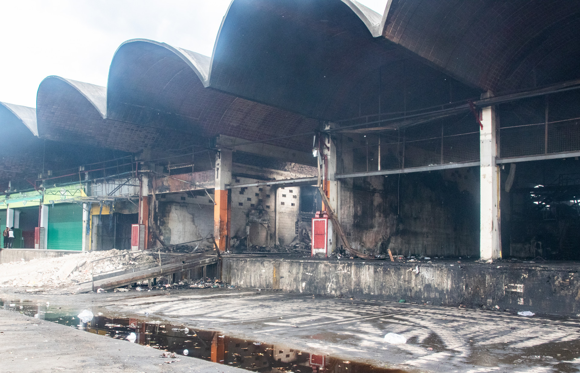 Ap&oacute;s reclama&ccedil;&atilde;o de insalubridade no Ceasa de Iraj&aacute;, limpeza foi intensificada nesta quarta-feira (10) - &Eacute;rica Martin/Ag&ecirc;ncia O Dia