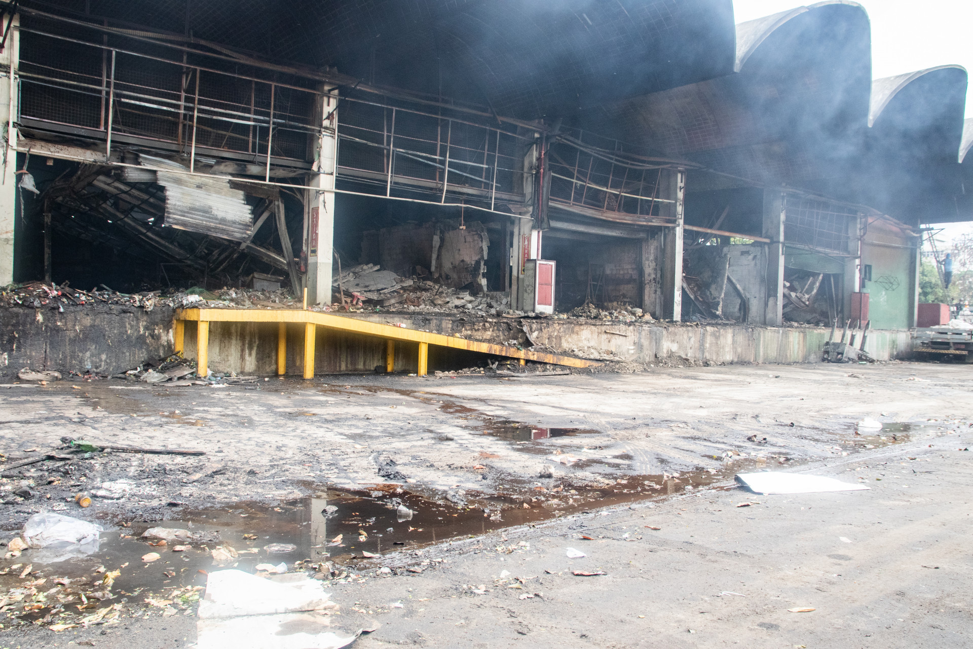 Ap&oacute;s reclama&ccedil;&atilde;o de insalubridade no Ceasa de Iraj&aacute;, limpeza foi intensificada nesta quarta-feira (10) - &Eacute;rica Martin/Ag&ecirc;ncia O Dia