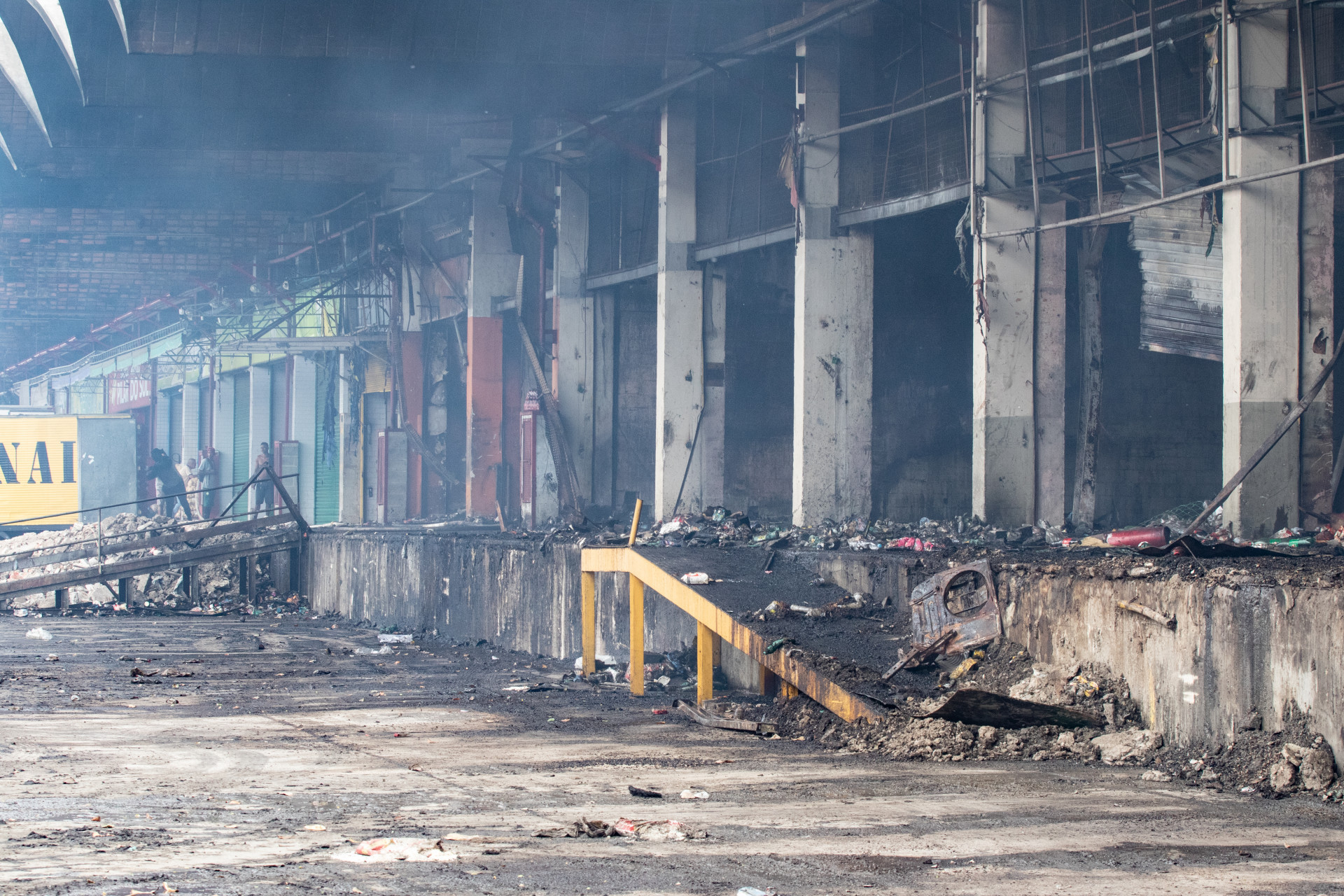 Brigada de Inc&ecirc;ndio do Ceasa de Iraj&aacute; monitora focos de fuma&ccedil;a sob os escombros nesta quarta-feira (10) - &Eacute;rica Martin/Ag&ecirc;ncia O Dia