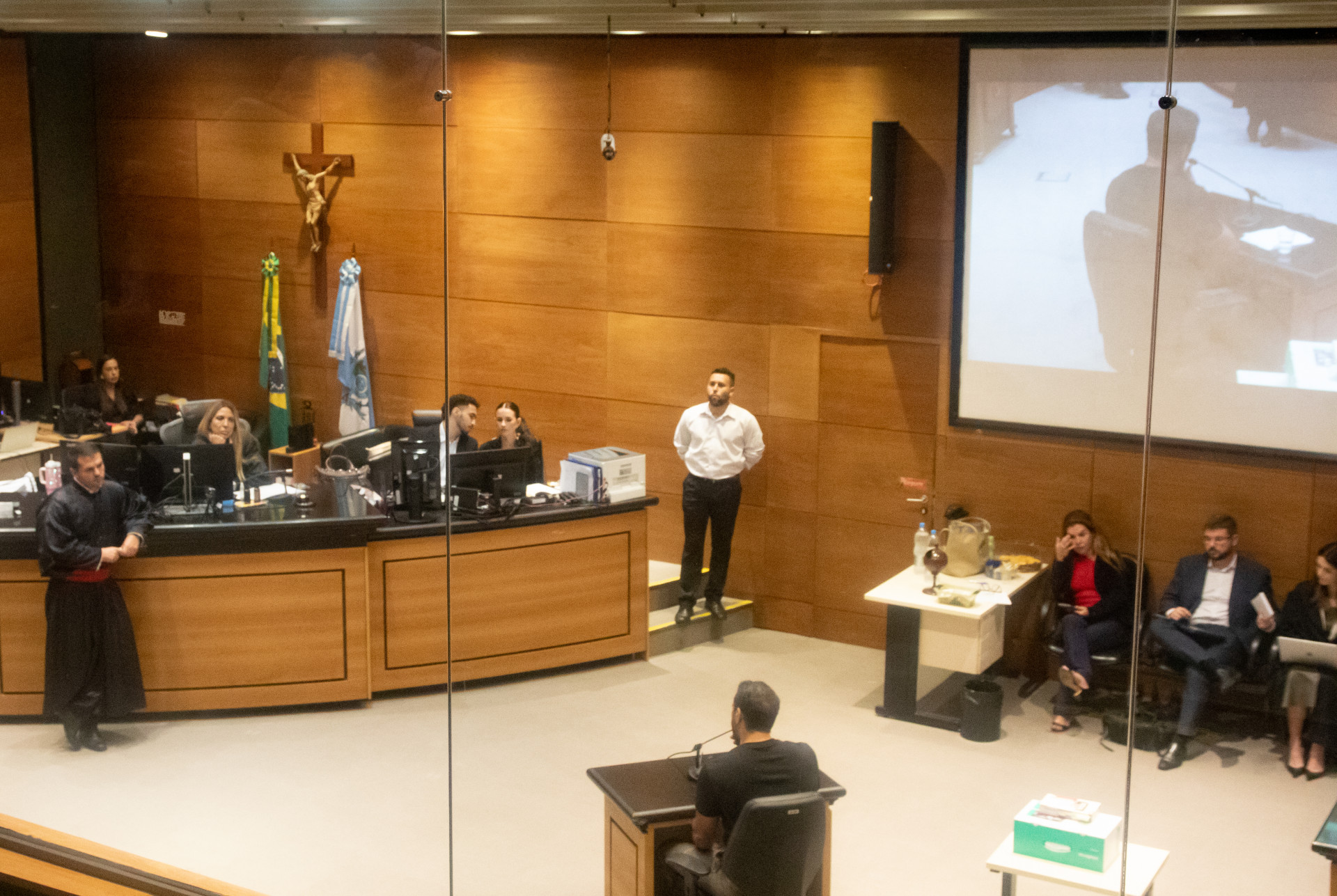 Julgamento do oficial da marinha que matou os pais do ex-namorado.