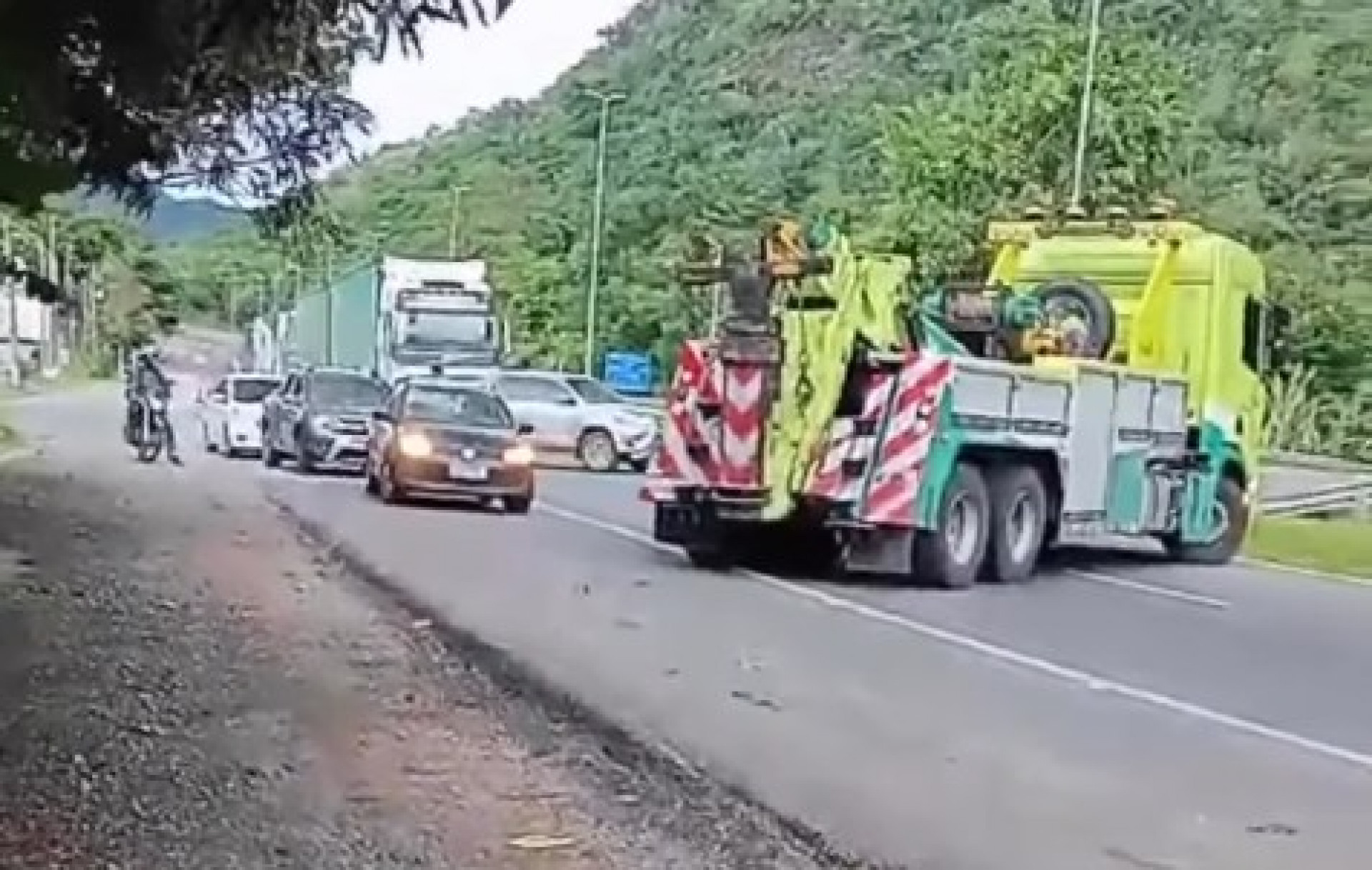 Serra de Teresópolis foi totalmente interditada, nos dois sentidos, devido aos ventos fortes - Reprodução / Redes Sociais
