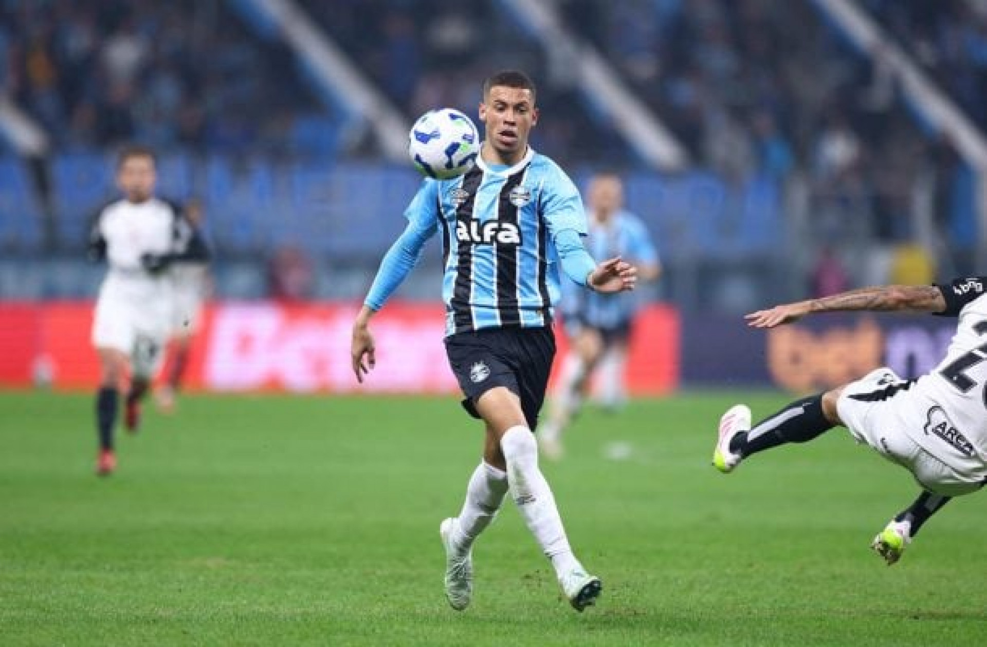 Alysson fica perto de deixar o Grêmio; negociação com Aston Villa avança
