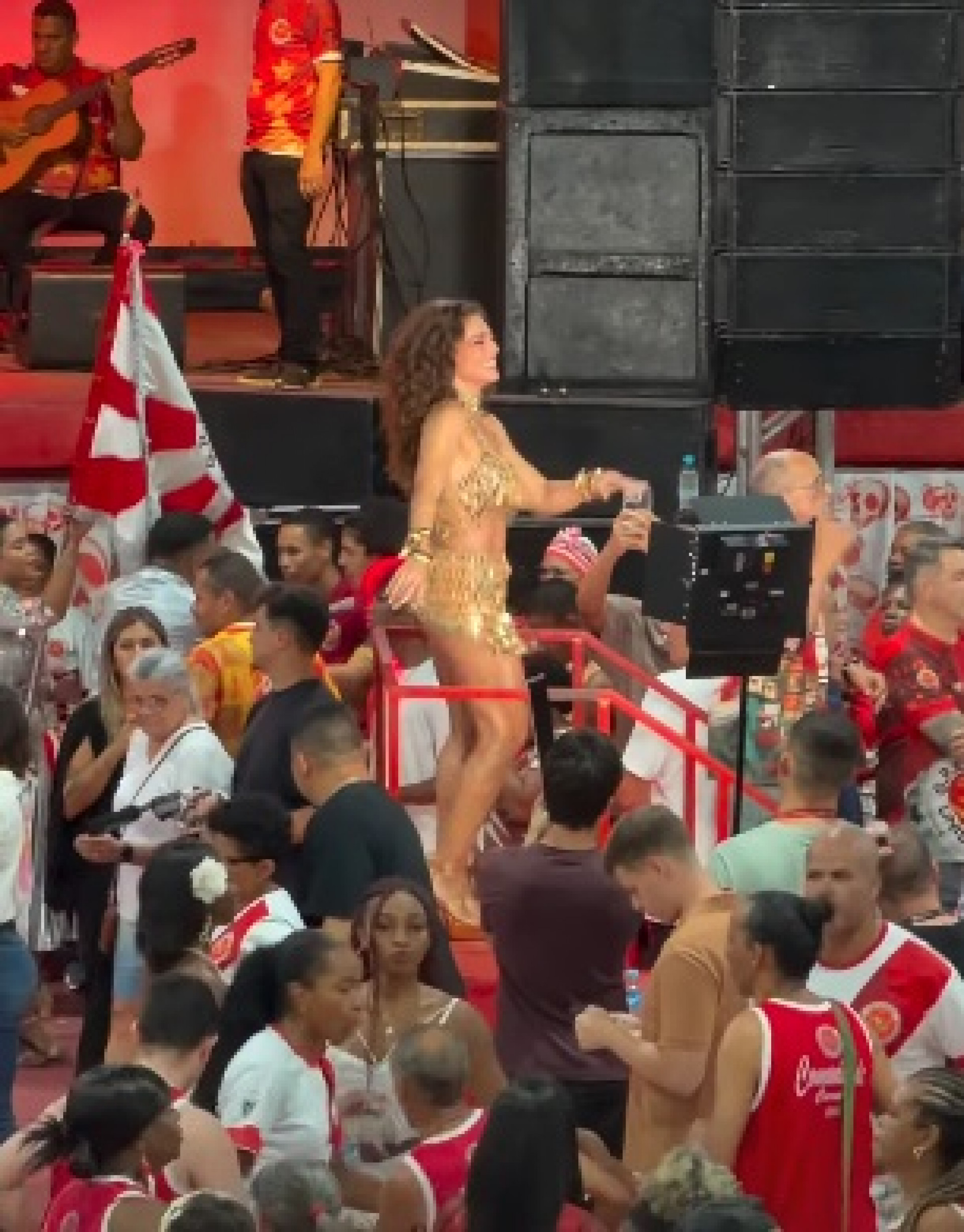  Juliana Paes durante o ensaio da Viradouro 