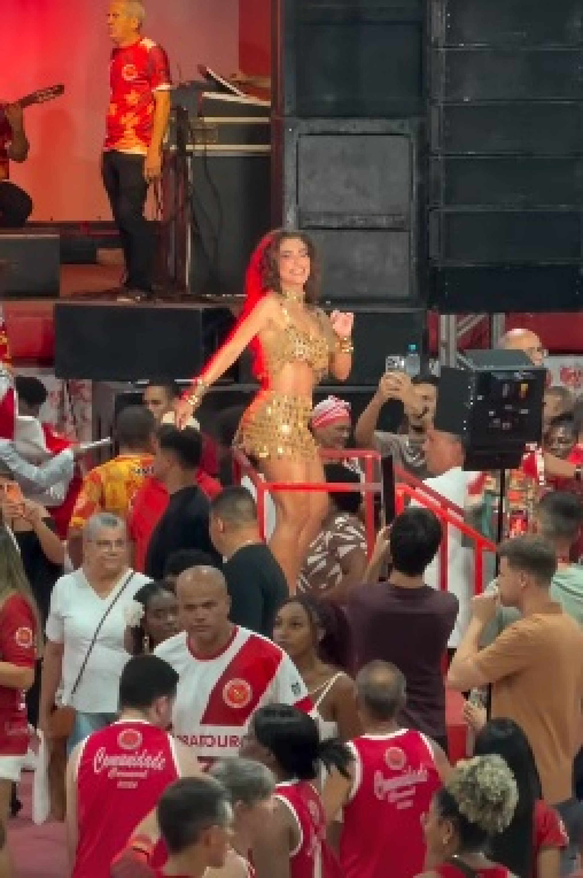  Juliana Paes durante o ensaio da Viradouro 