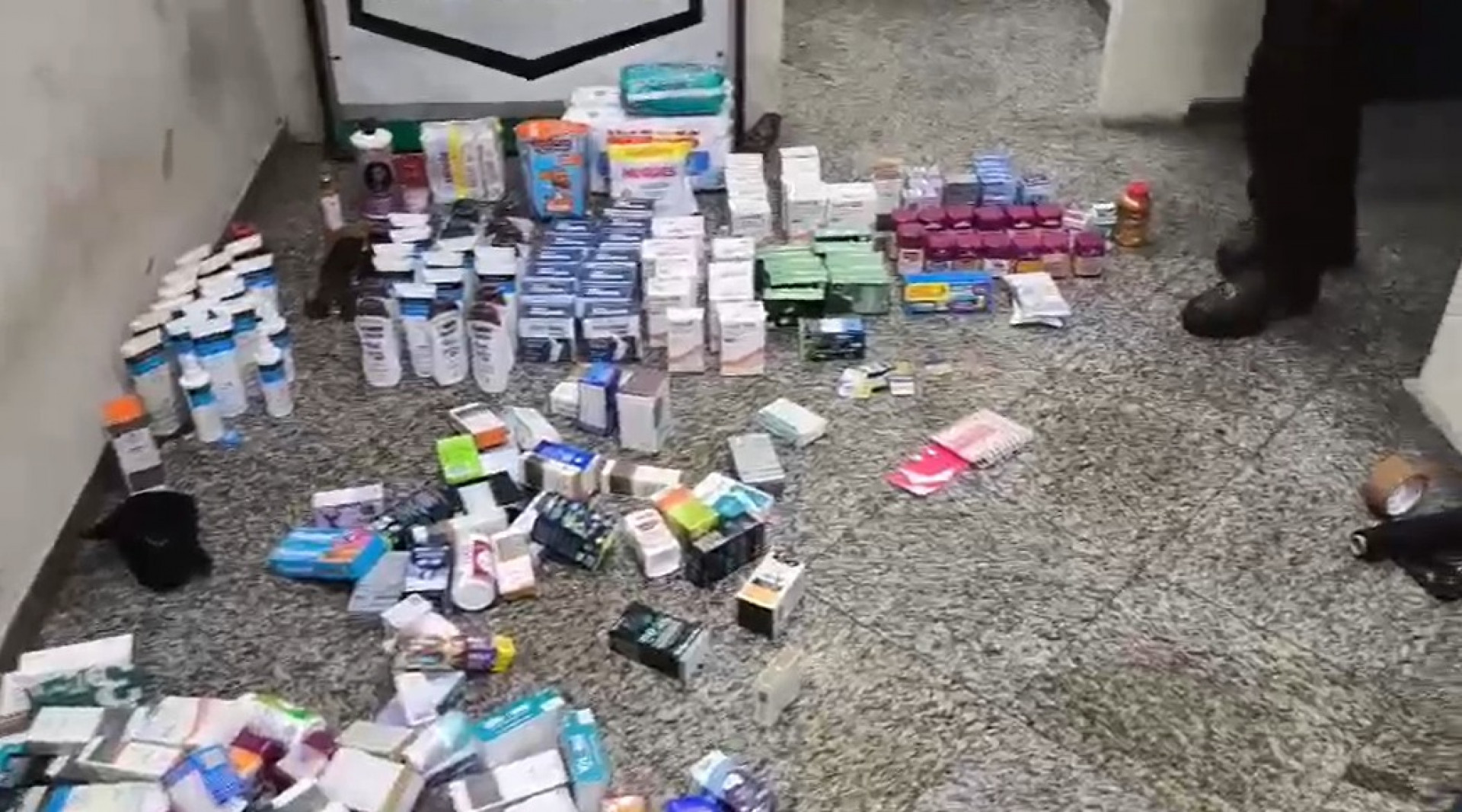 Com o trio foram encontrados 277 itens de farmácia - Reprodução