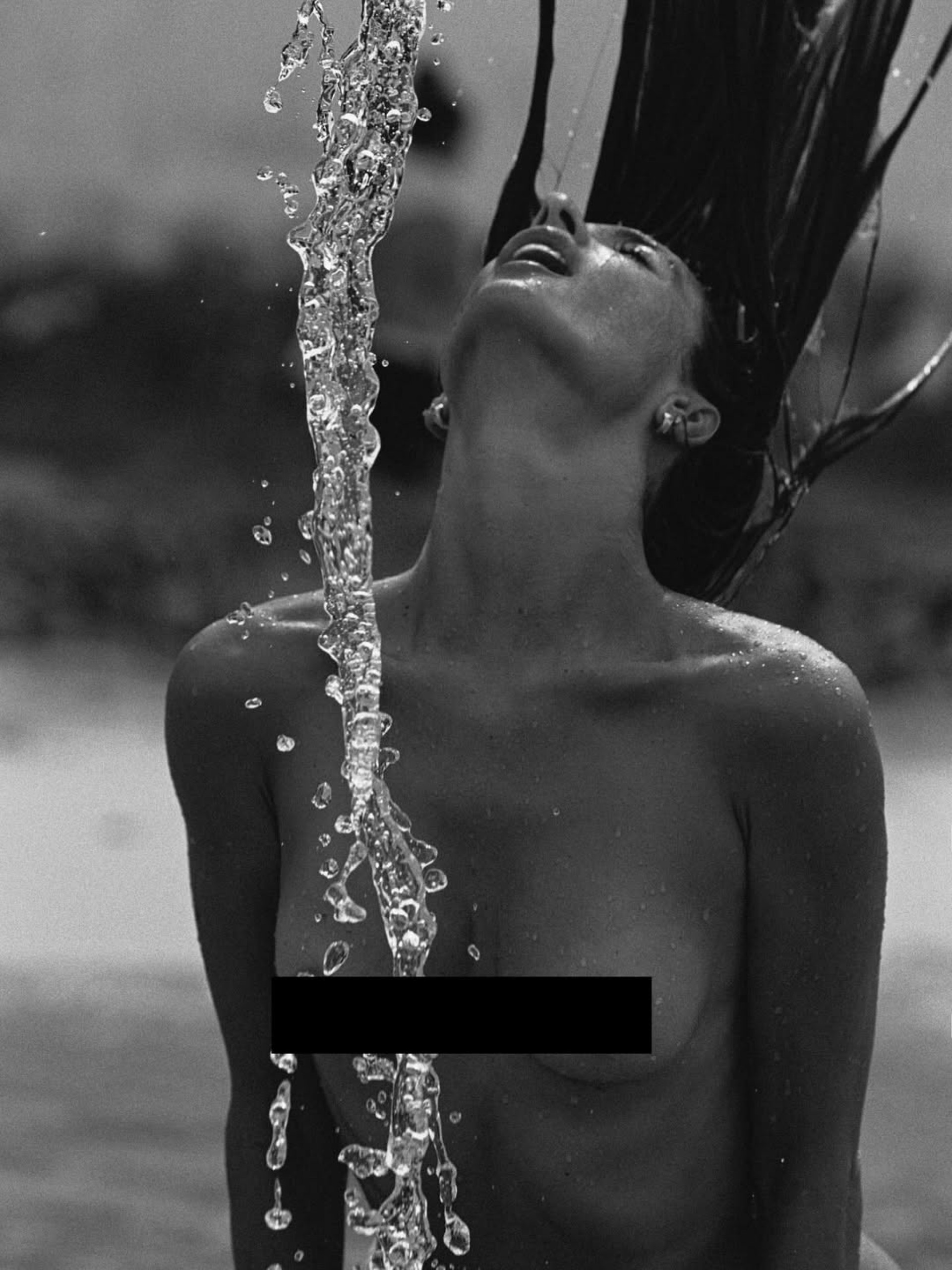 Alessandra Ambrosio impacta com clique de topless - Reprodução/Cameron Hammond