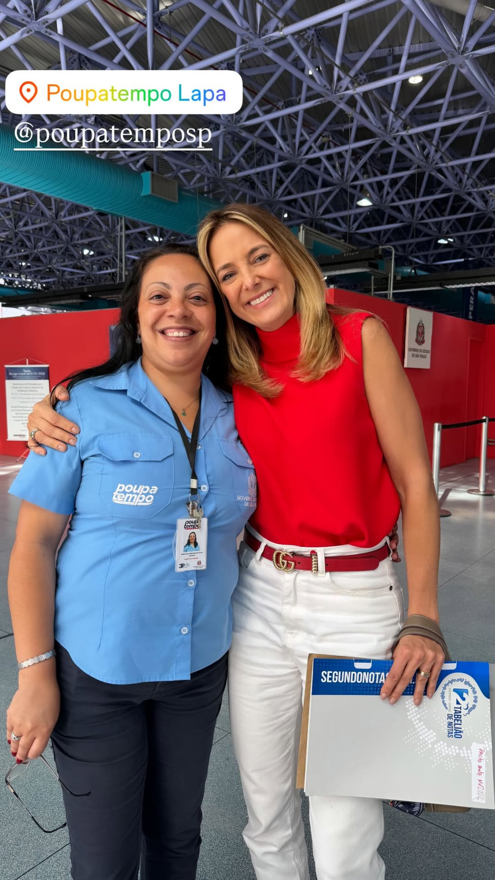 Ticiane Pinheiro posou com funcionário do poupatempo após atendimento da filha - Reprodução/Instagram 