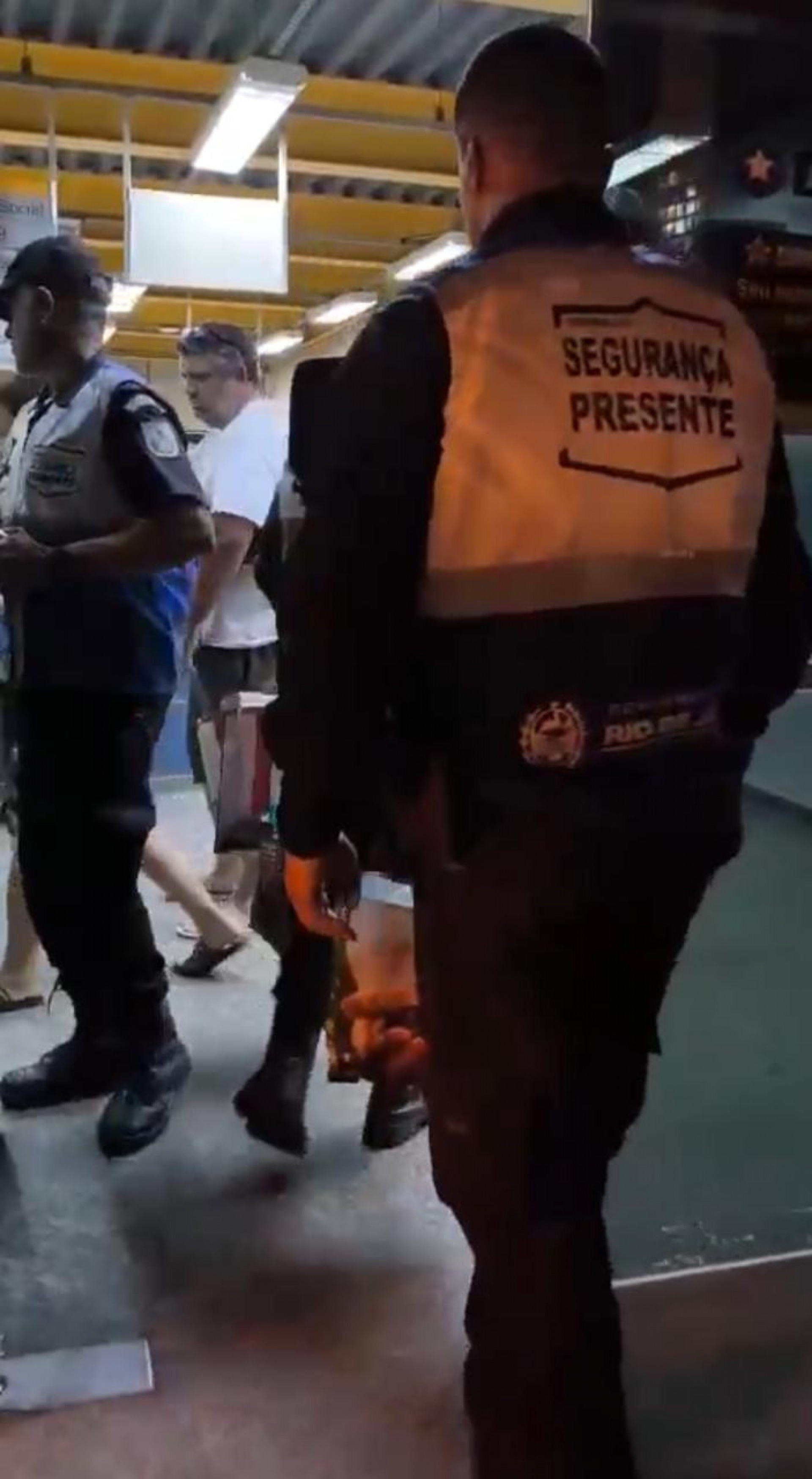 Agentes do Segurança Presente prenderam três pessoas por furto na Barra da Tijuca nesta terça-feira (9) - Reprodução