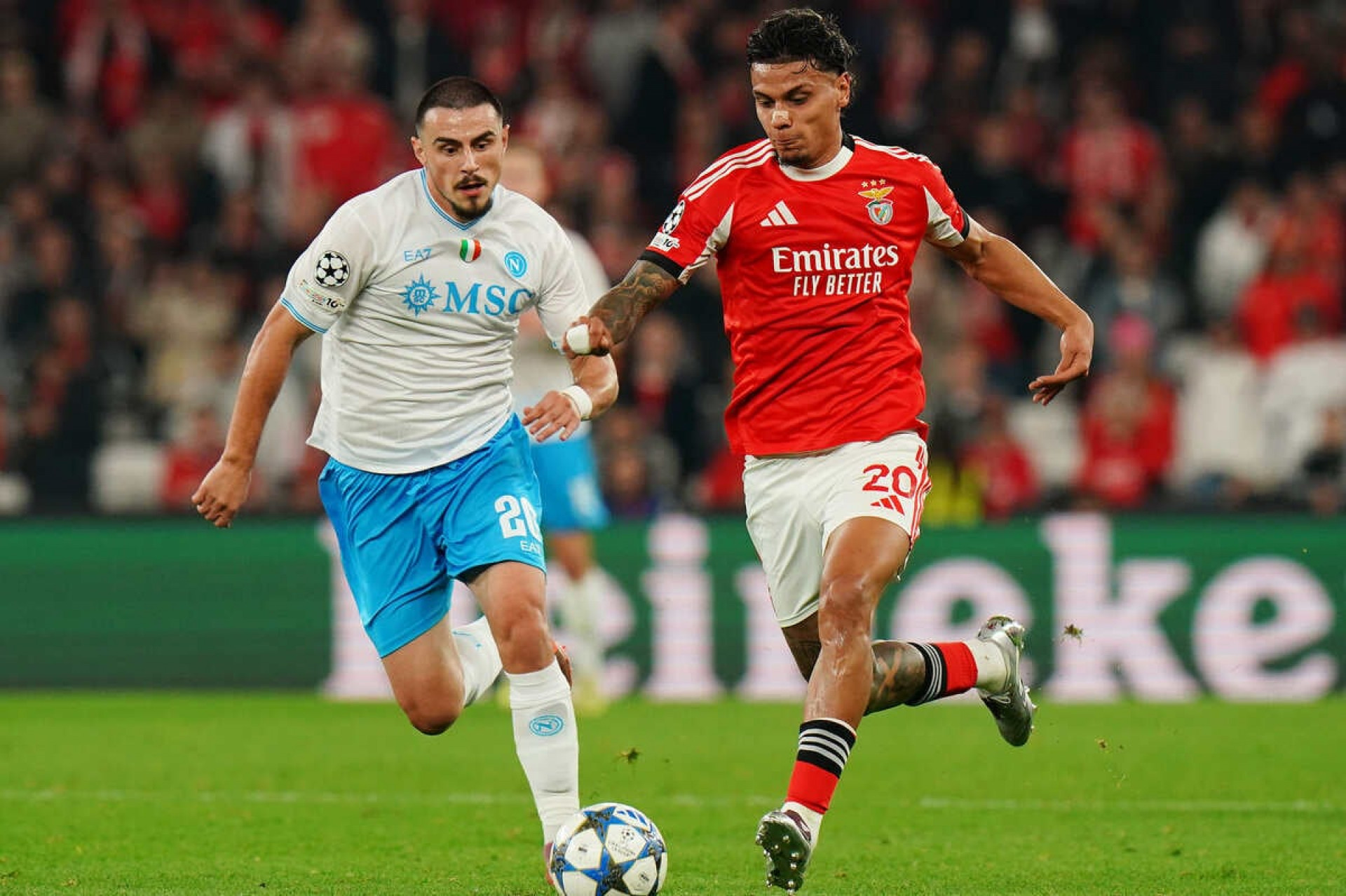 Ex-Palmeiras brilha e Benfica vence o Napoli pela Liga dos Campeões