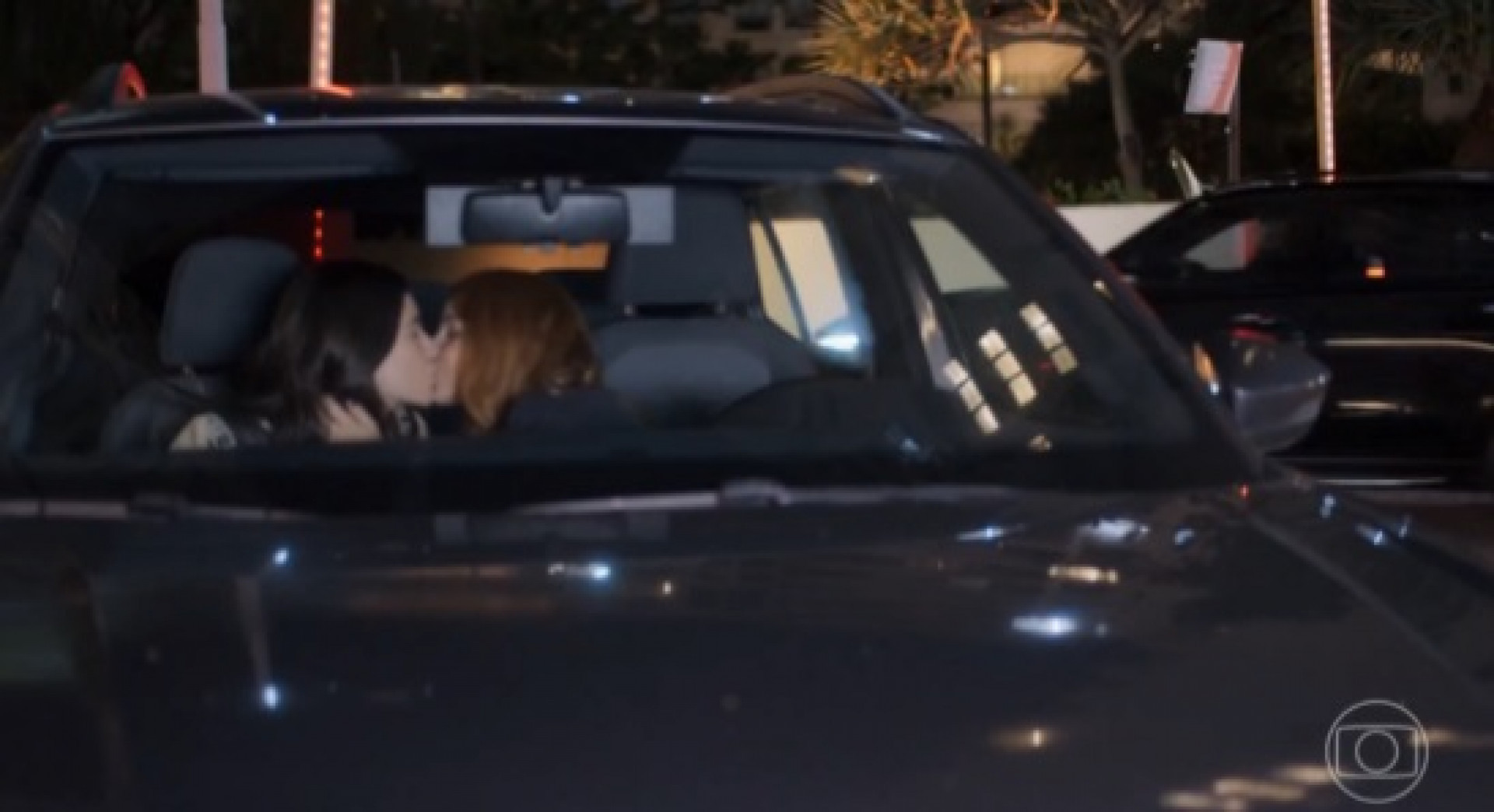 Lorena e Juquinha trocam carinhos dentro do carro  - Reprodução de Vídeo