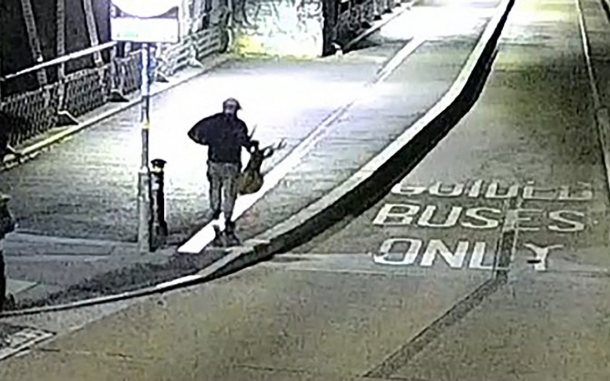 Imagens de câmeras de segurança mostra homens carregando bolsas após roubo em museu - AFP