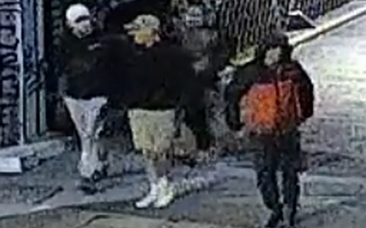 Imagens de câmeras de segurança mostra homens carregando bolsas após roubo em museu - AFP