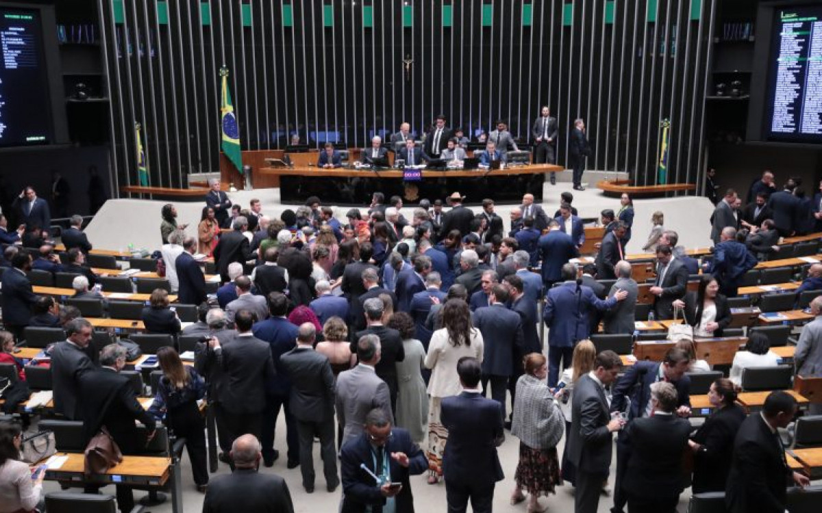 Deputados na sessão do Plenário durante votação