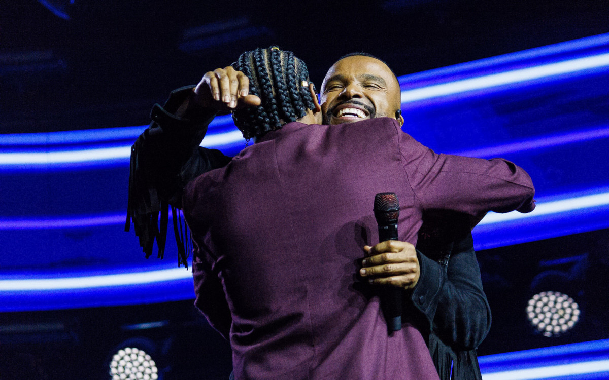 Alexandre Pires e Thiaguinho se abraçam em show