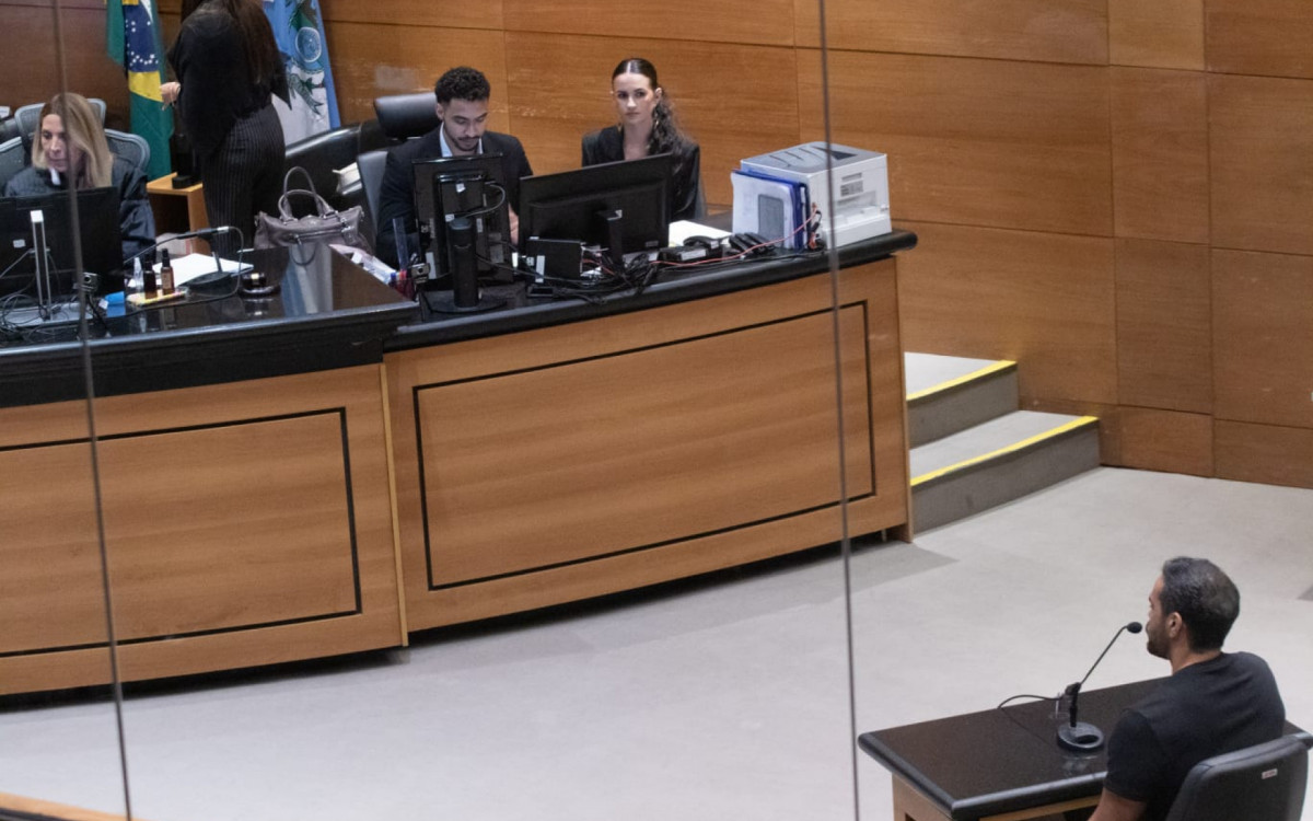 Felipe Coelho, filho das vítimas, prestou depoimento emocionado durante júri popular