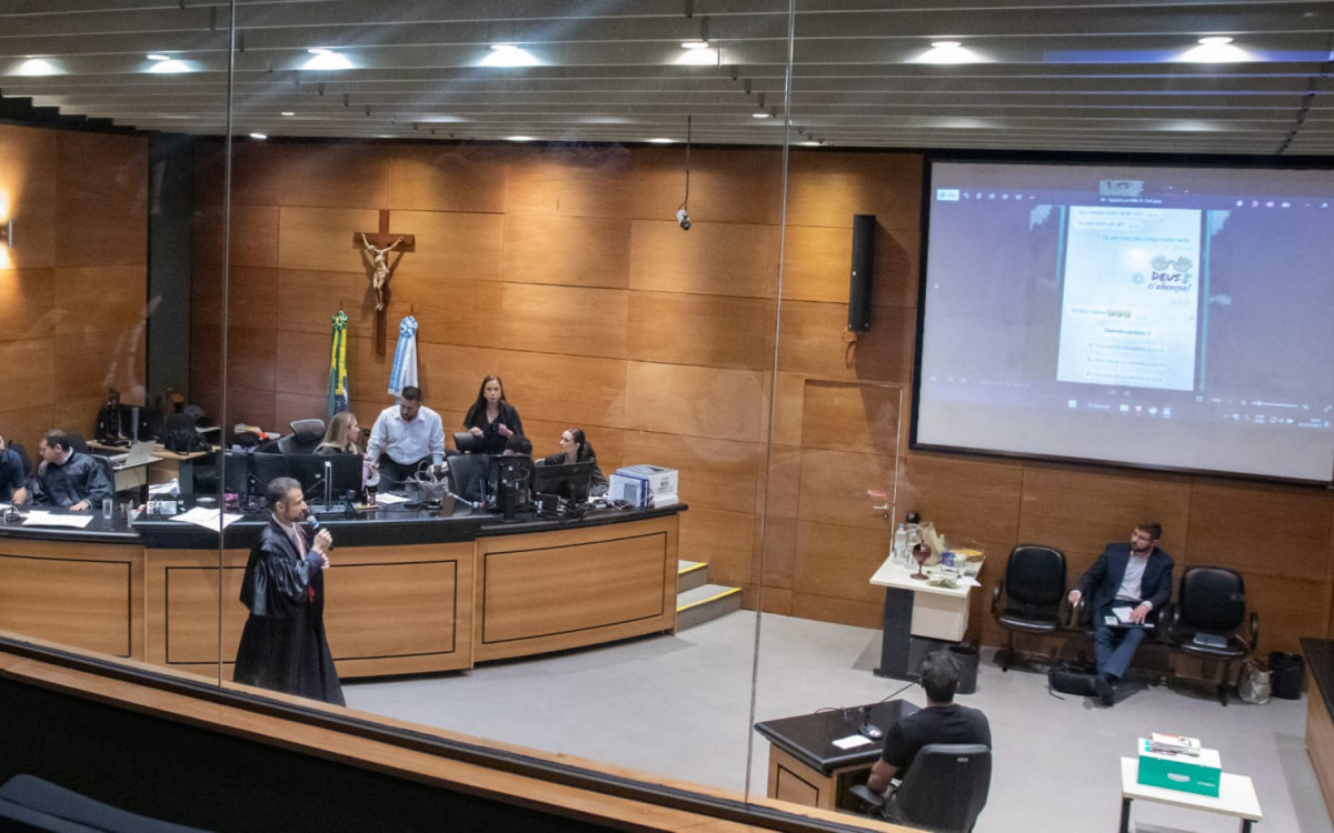 Felipe Coelho, filho das vítimas, prestou depoimento emocionado durante júri popular