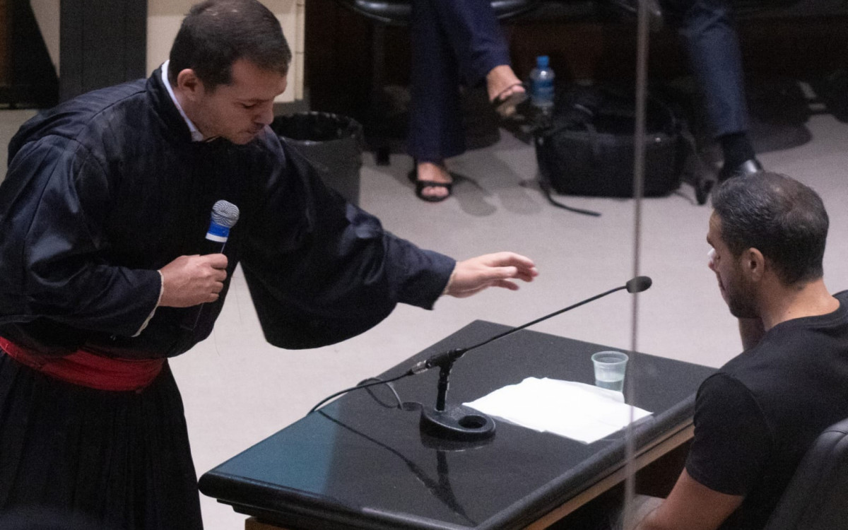 Felipe Coelho, filho das vítimas, prestou depoimento emocionado durante júri popular