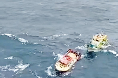 Embarcação de Macaé naufraga na Bacia de Campos e tripulantes são resgatados por pescadores