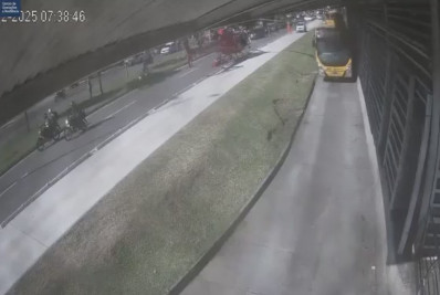 Helicóptero dos Bombeiros faz pouso na Av. das Américas para resgatar vítima de acidente