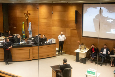 Oficial da Marinha é condenado a 80 anos de prisão por assassinato de pais de ex-namorado