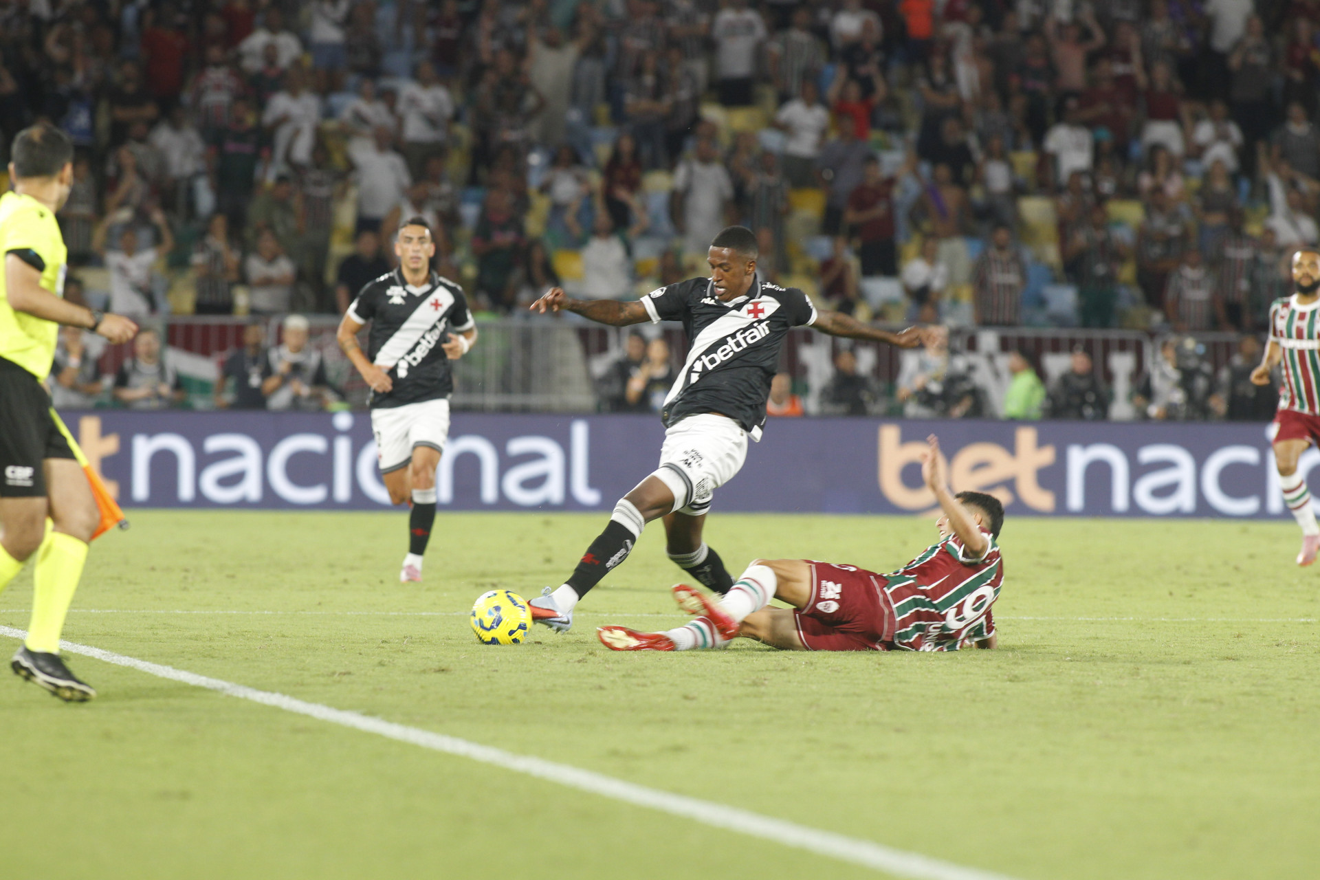 Zagueiro Robert Renan e atacante Everaldo disputam bola no duelo entre Vasco e Fluminense no Maracanã: retrato de um clássico quente pela semifinal da Copa do Brasil  - Reginaldo Pimenta/Agência O Dia
