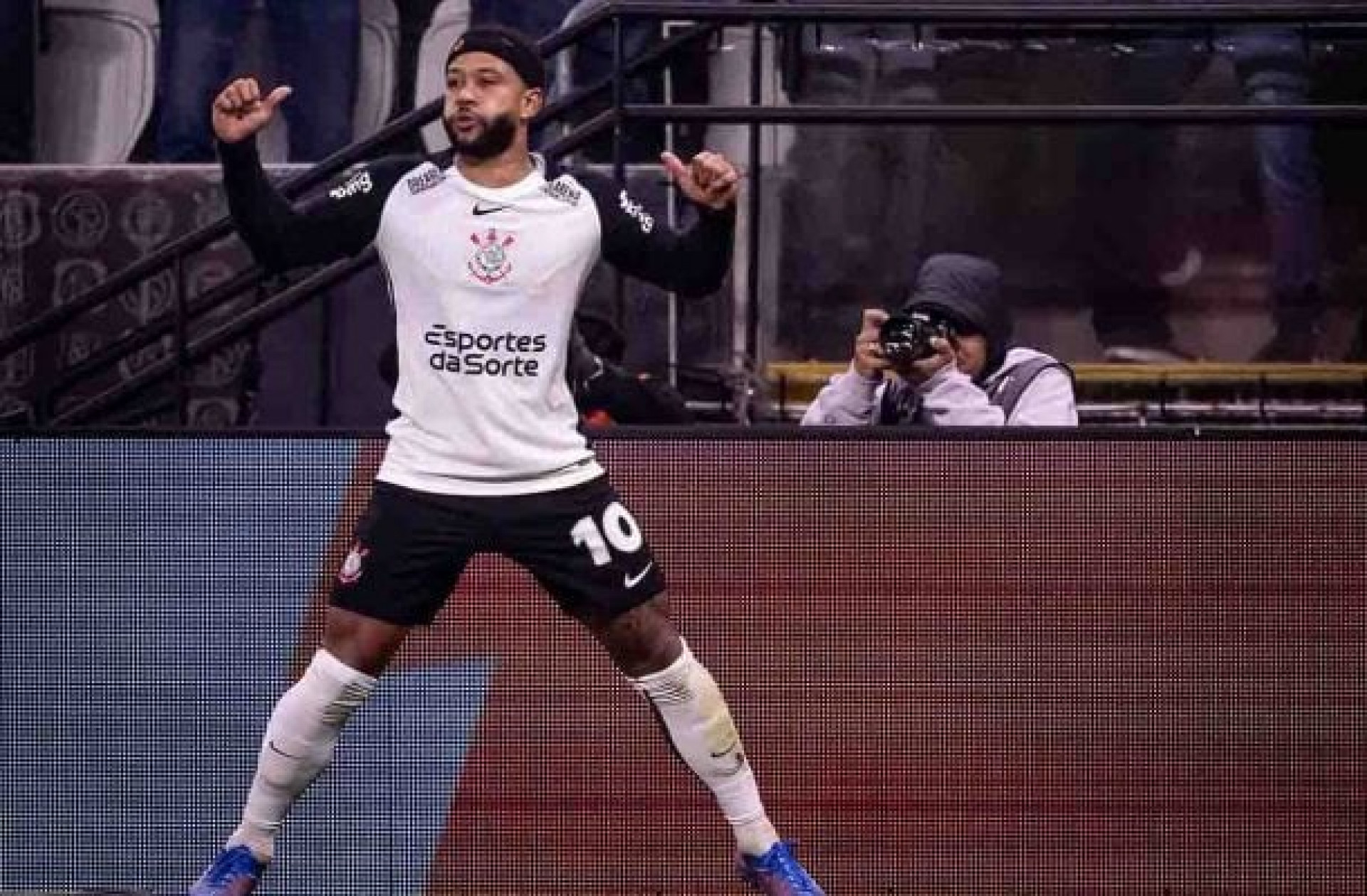 Em português, Memphis Depay valoriza vitória do Corinthians e se declara à torcida