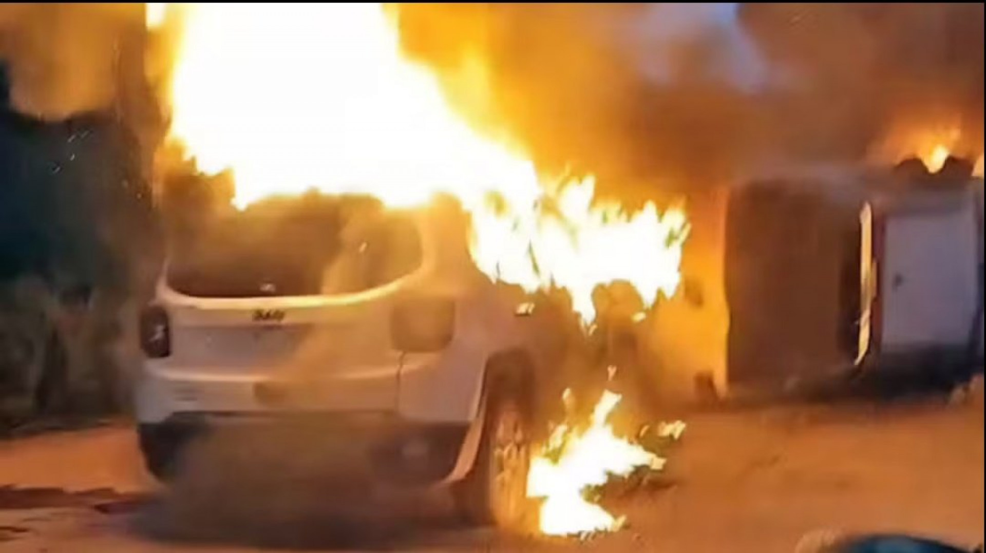 Carros incendiados usados como barricadas no Salgueiro