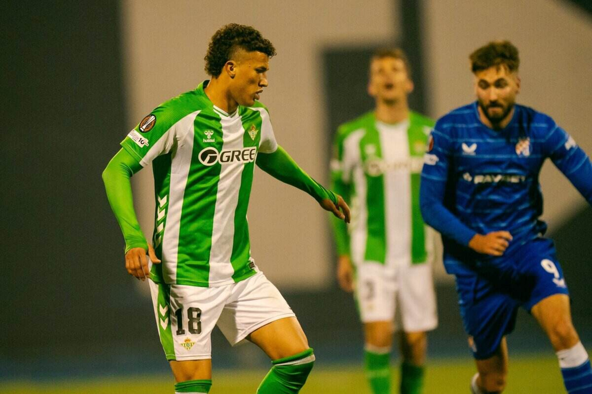 Betis vence Dínamo Zagreb com gol de Antony e segue invicto na Liga Europa