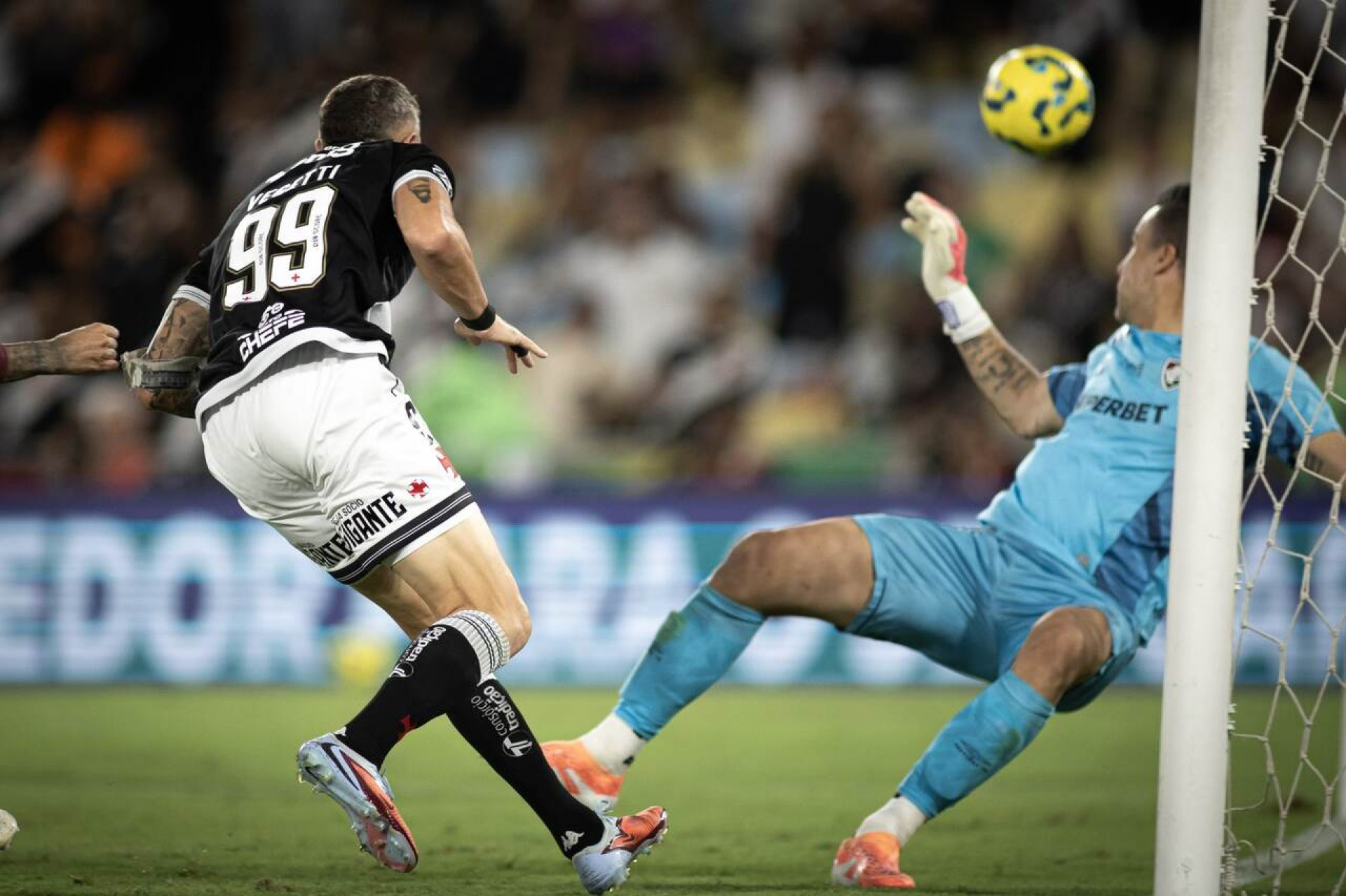 Autor do gol da virada do Vasco, Vegetti chora e desabafa após vitória: &#8220;Sou um lutador&#8221;