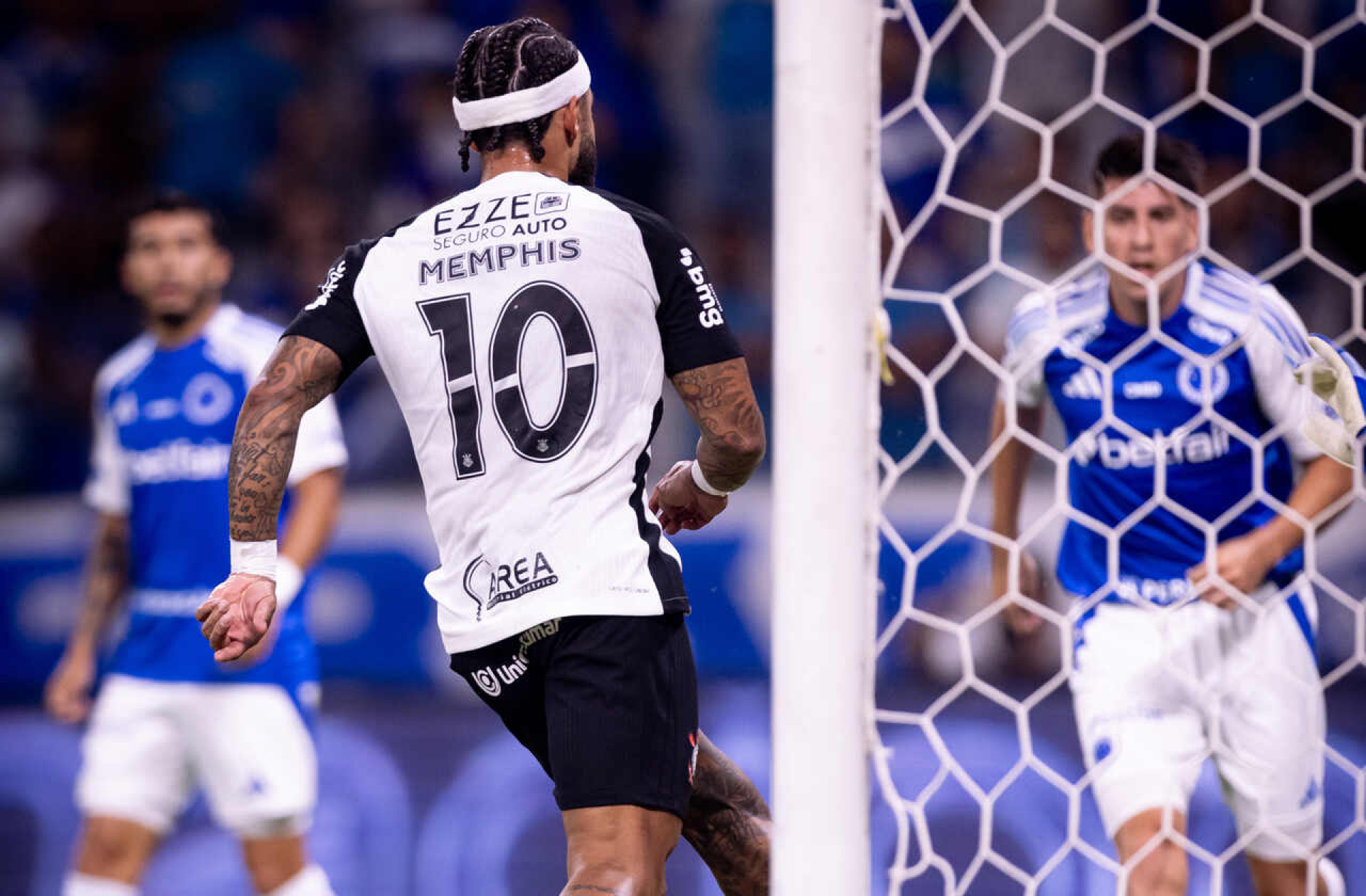 Cruzeiro formaliza queixa formal na CBF contra gol de Memphis e amarelo de Romero