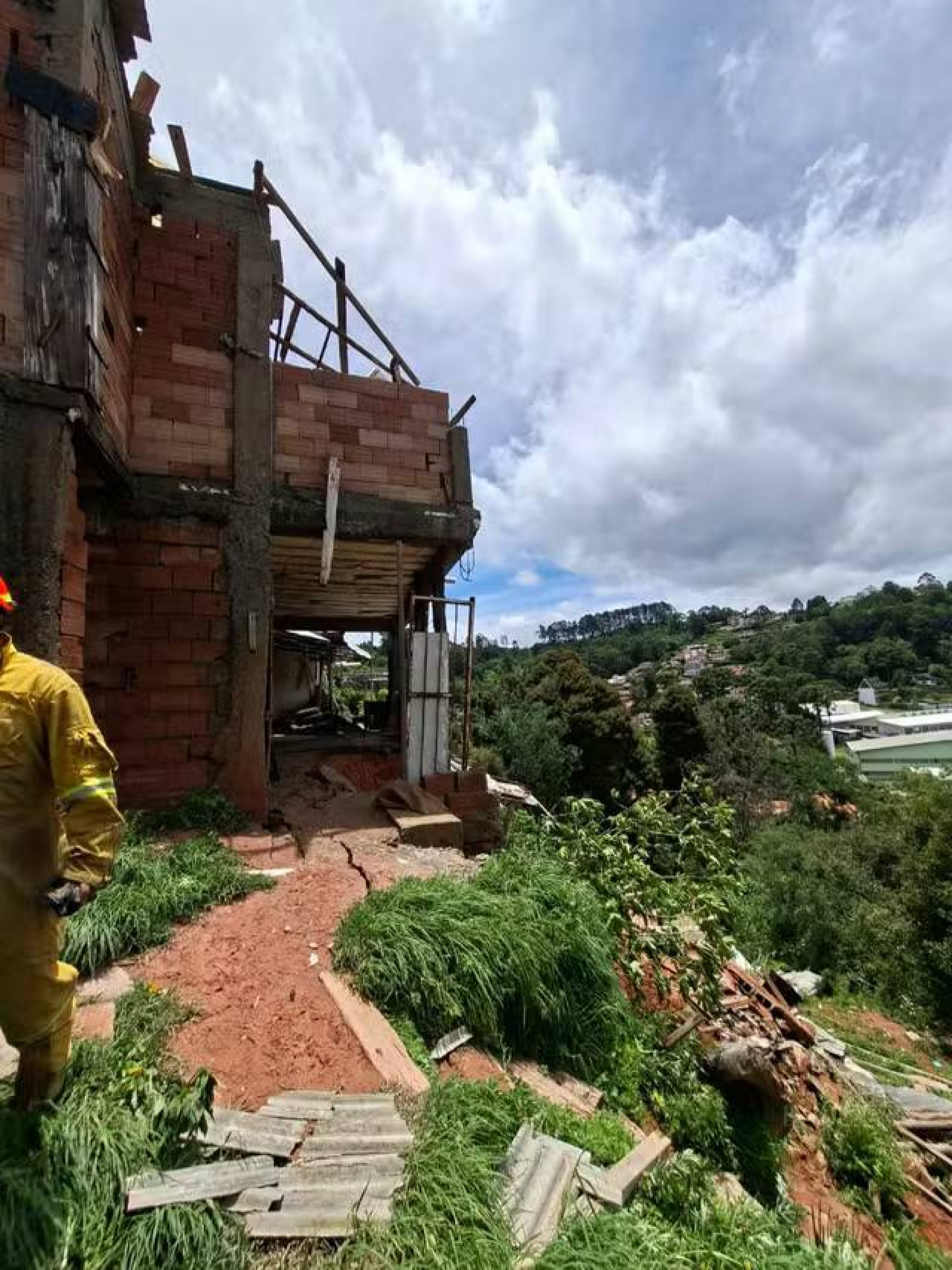 Deslizamento de terra atinge casa em área de encosta em Campos do Jordão - Divulgação/ Corpo de Bombeiros