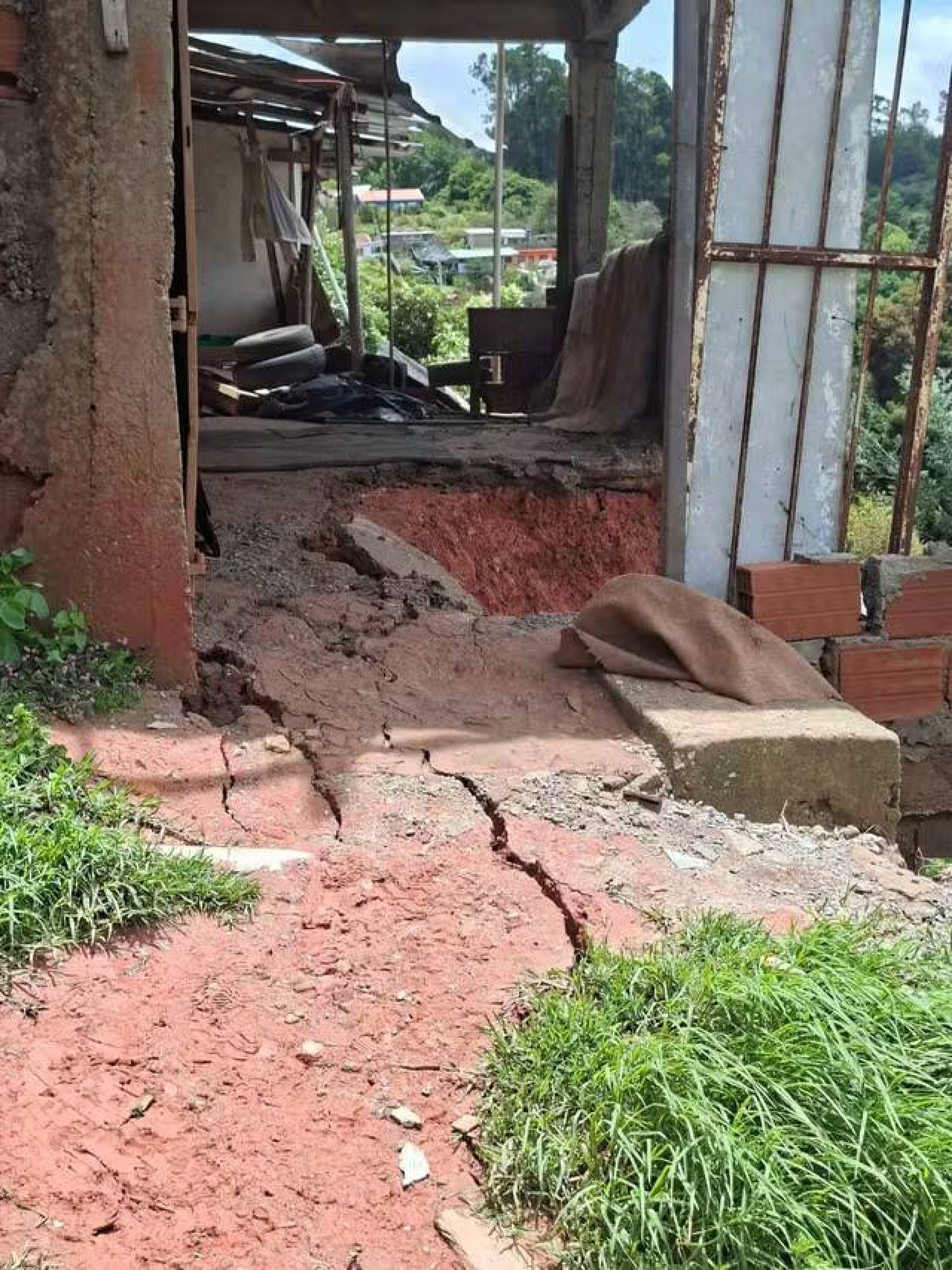 Deslizamento de terra atinge casa em área de encosta em Campos do Jordão - Divulgação/ Corpo de Bombeiros