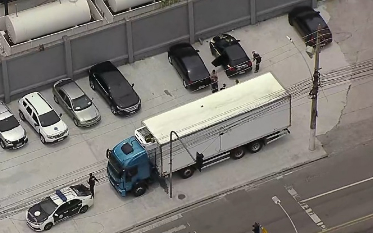 Motorista dirigia caminhão com carga de carnes e chocolates quando foi sequestrado