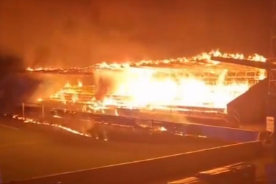 Vídeo! Adolescentes incendeiam estádio após rebaixamento de clube