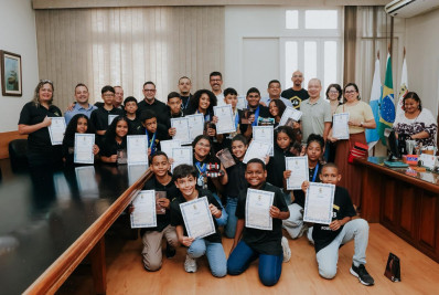 Estudantes da Rede Municipal de Niterói recebem homenagem na Câmara por destaque em robótica
