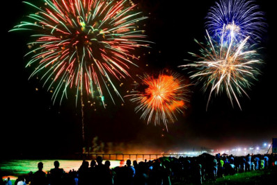 Cascata invertida e fogos musicados vão transformar a virada em Rio das Ostras