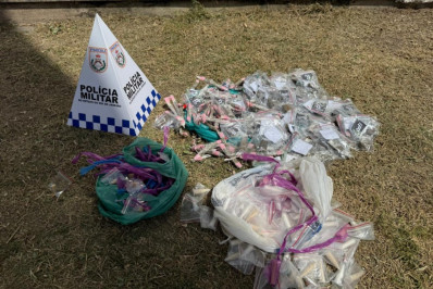 Dupla é surpreendida e presa em operação na Favela da Linha