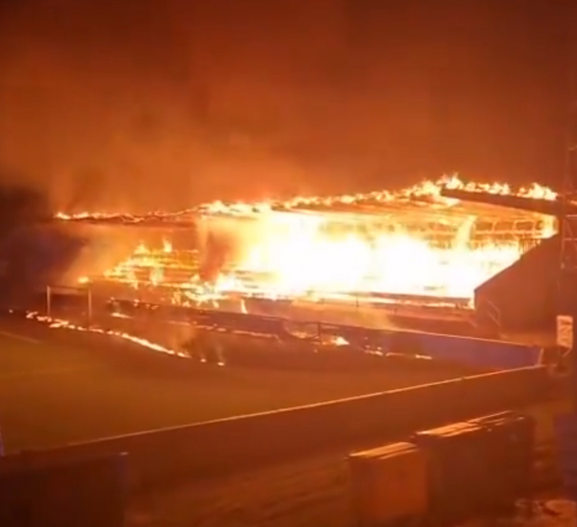 Incêndio destruiu setor da arquibancada e parte do gramado - Reprodução / X