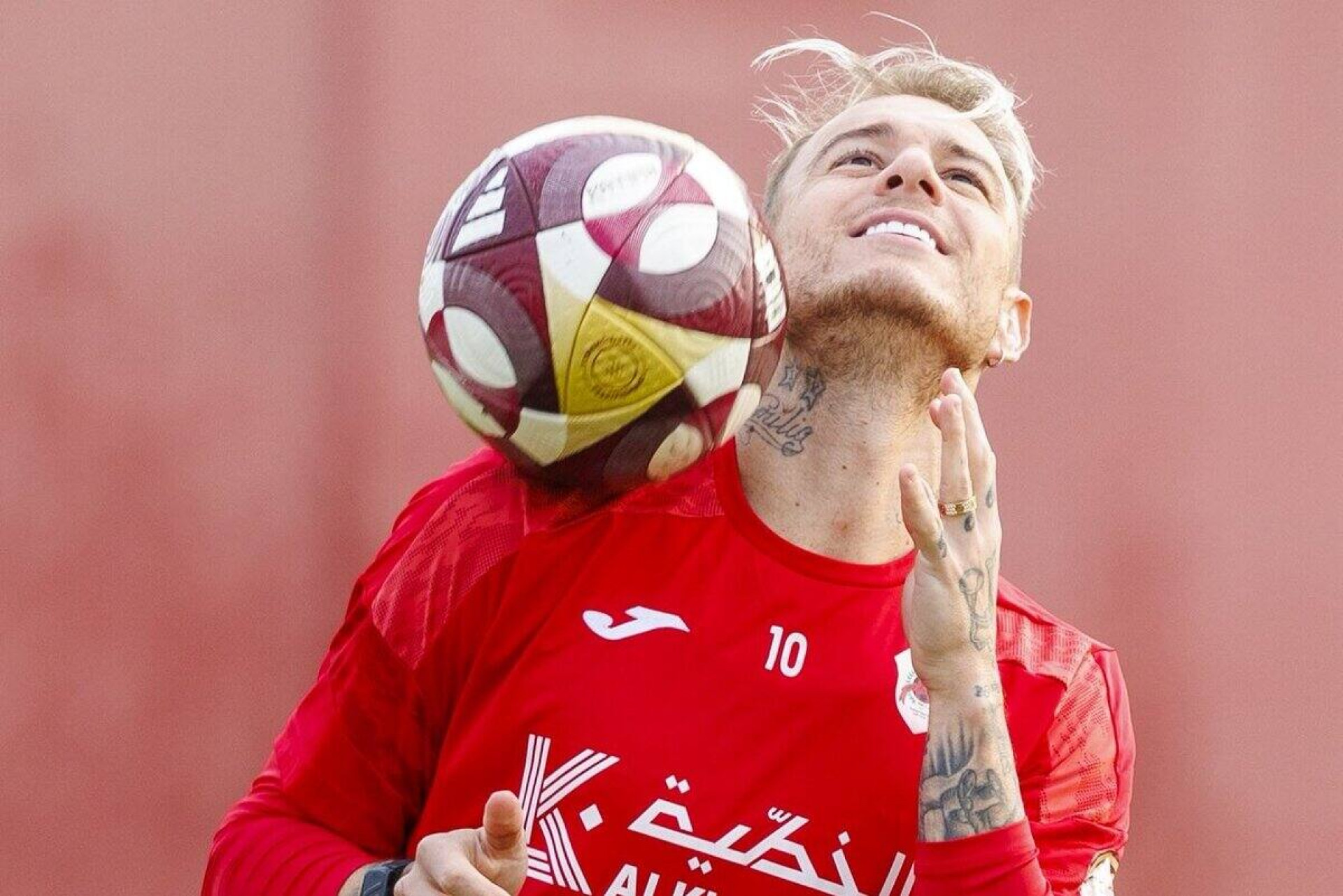 Róger Guedes renova contrato com o Al-Rayyan