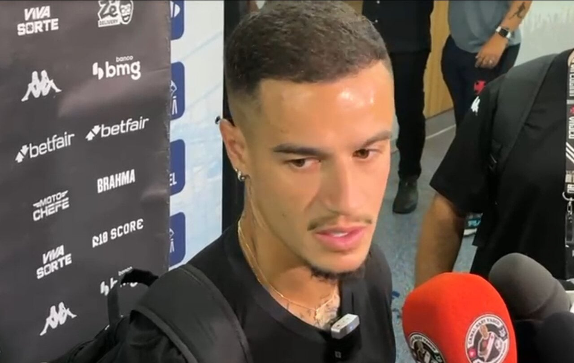 Coutinho compara torcida do Vasco à do Liverpool e pede paciência: &#8220;Domingo tem mais&#8221;