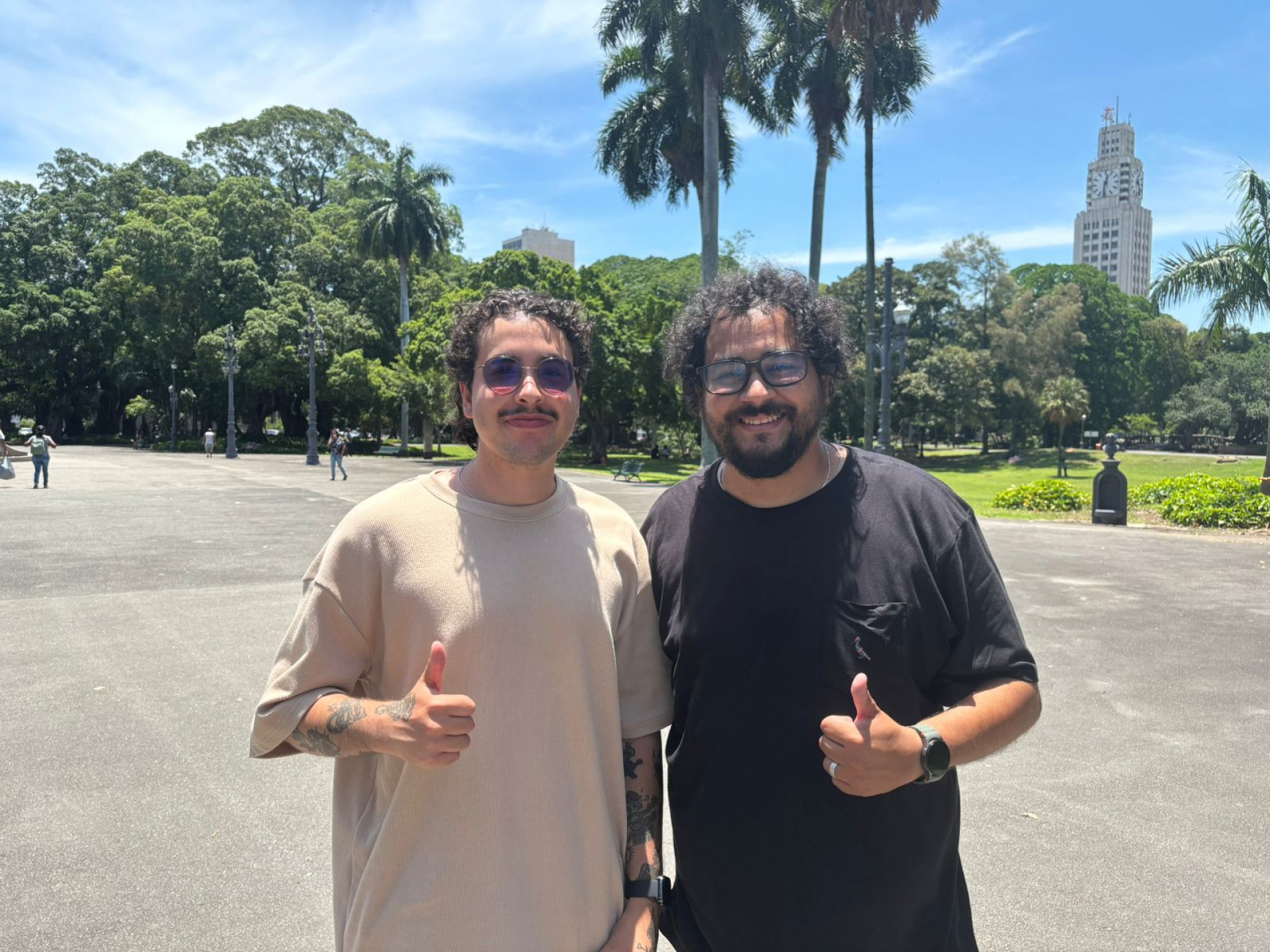 Carlos (esquerda) &eacute; tricolor e Jonas (direita) &eacute; vasca&iacute;no - Jo&atilde;o Alexandre Borges/O Dia