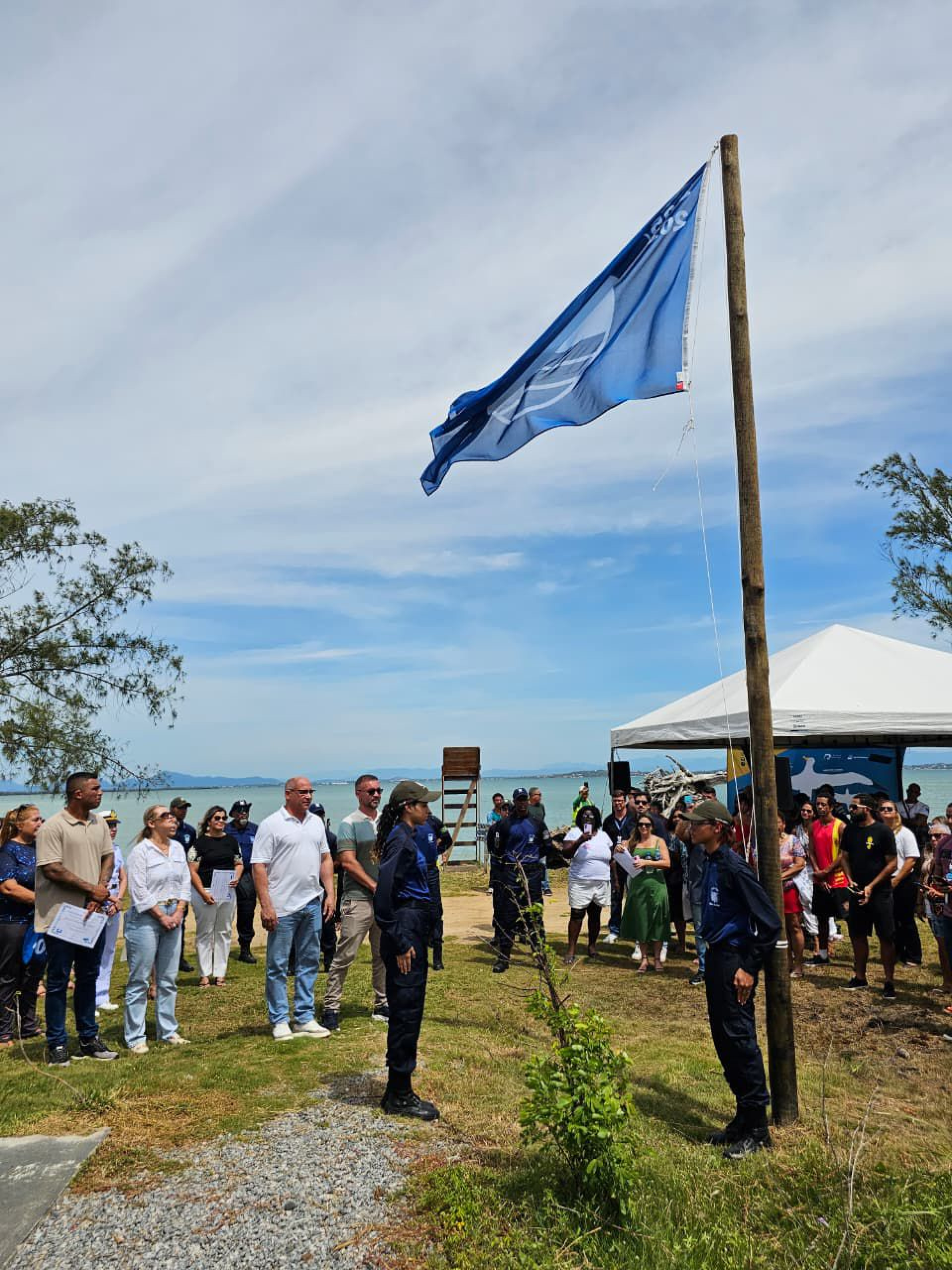 Prefeito Marcelo Magno (PL) na cerimônia ao lado de secretários, vereadores, pescadores, artesãs, moradores e representantes de órgãos ambientais - Ascom