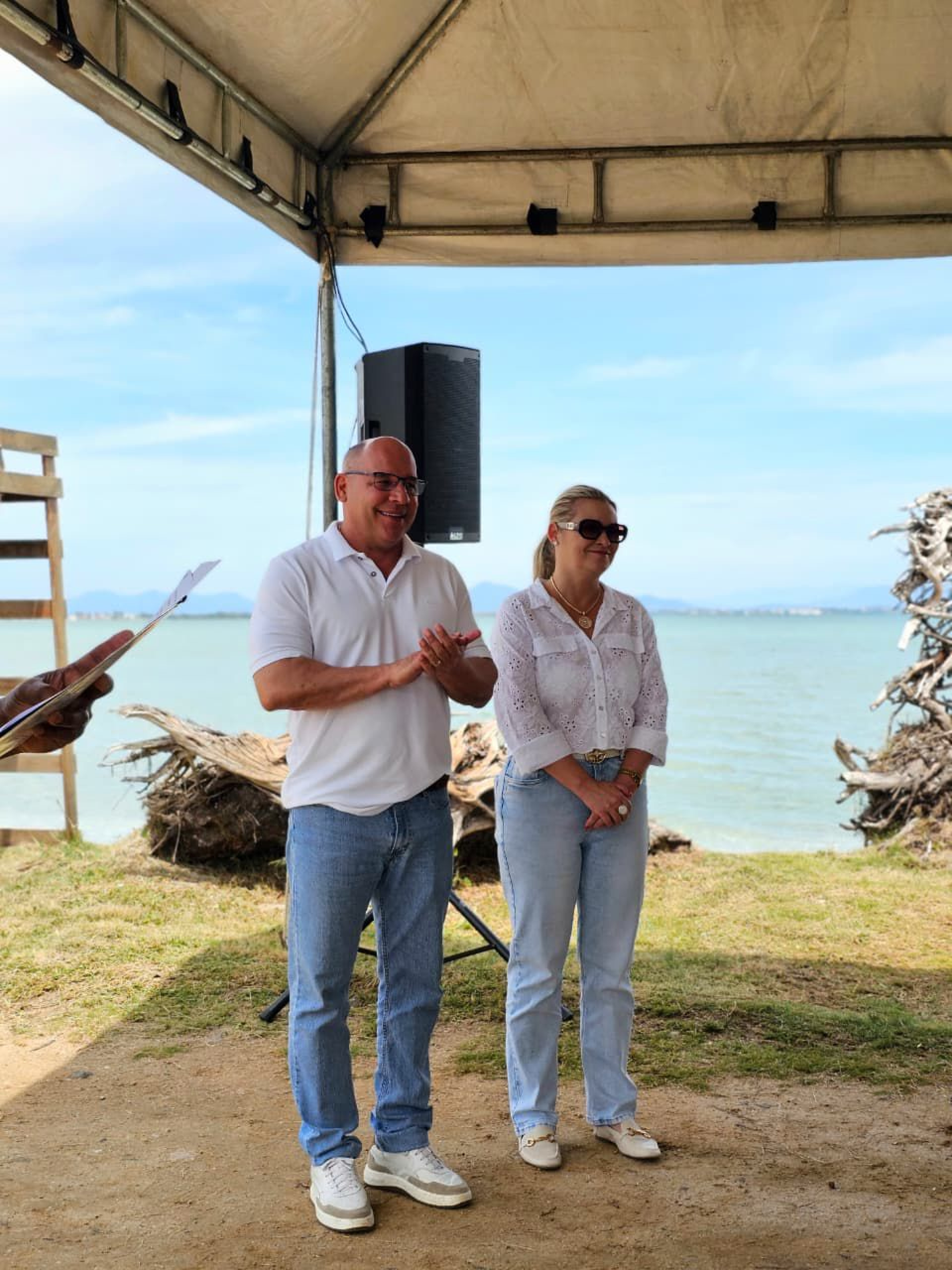 Prefeito Marcelo Magno (PL) na cerimônia ao lado de secretários, vereadores, pescadores, artesãs, moradores e representantes de órgãos ambientais - Ascom