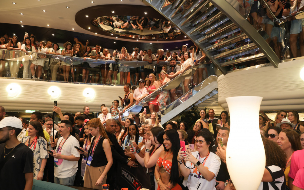 Fãs de Belo na chegada do navio